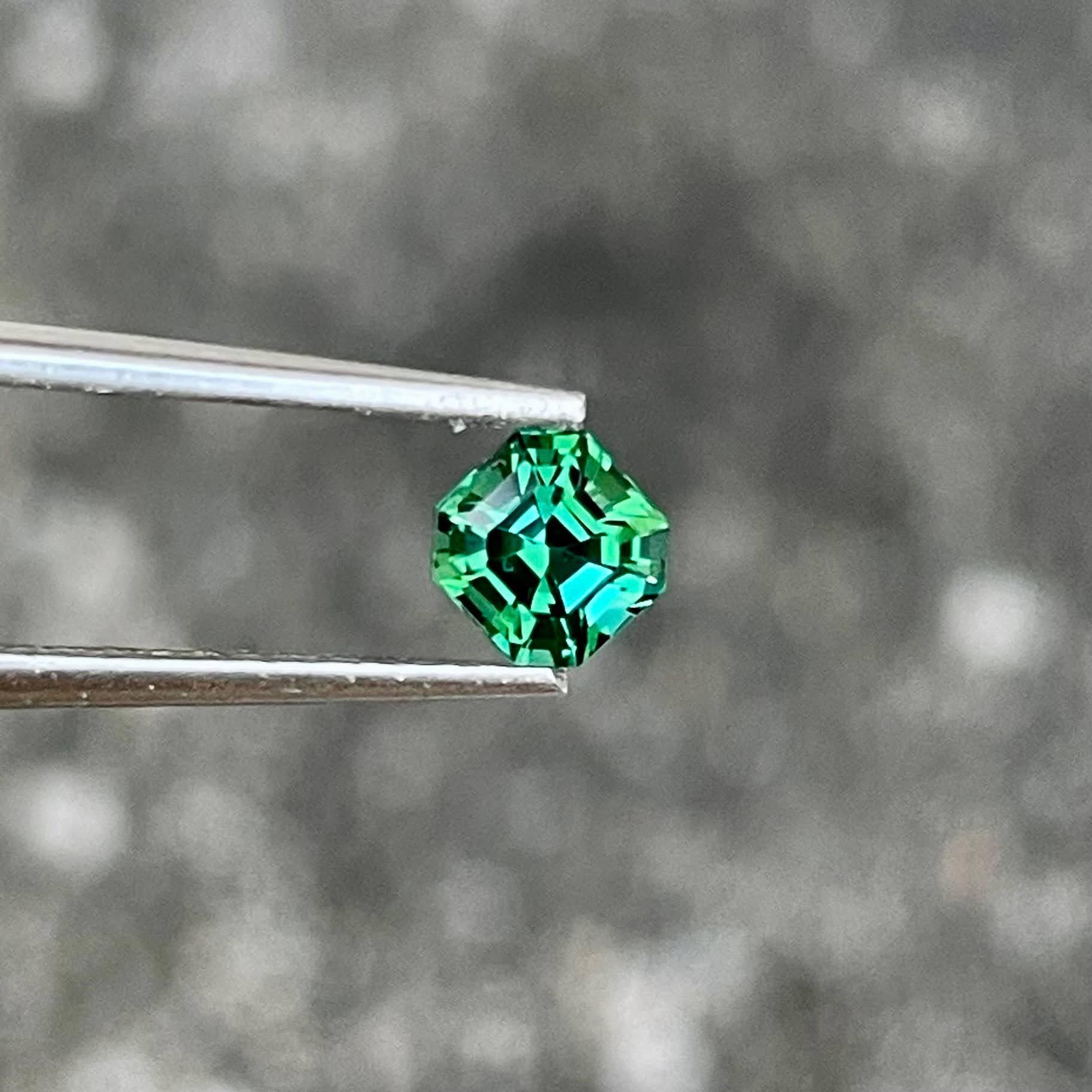 Moderno 0.58 carati di tormalina blu verdognola Pietra preziosa afgana taglio Asscher in vendita