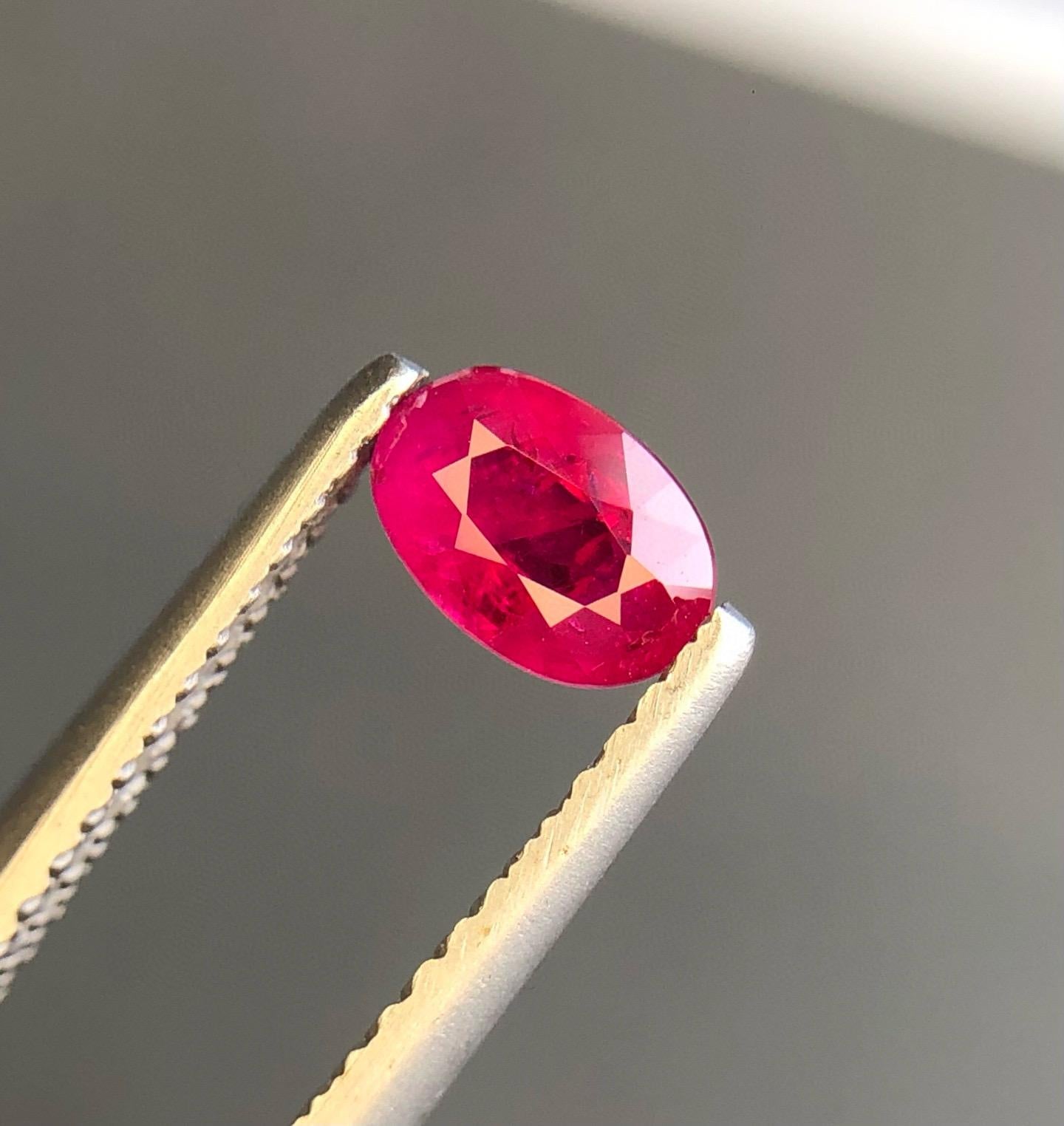 Taglio brillante 0.58 Ct GIA Certified Natural Unheated Burma Ruby Pigeon Blood Color Gemstone (Gemma di colore sangue di piccione) in vendita
