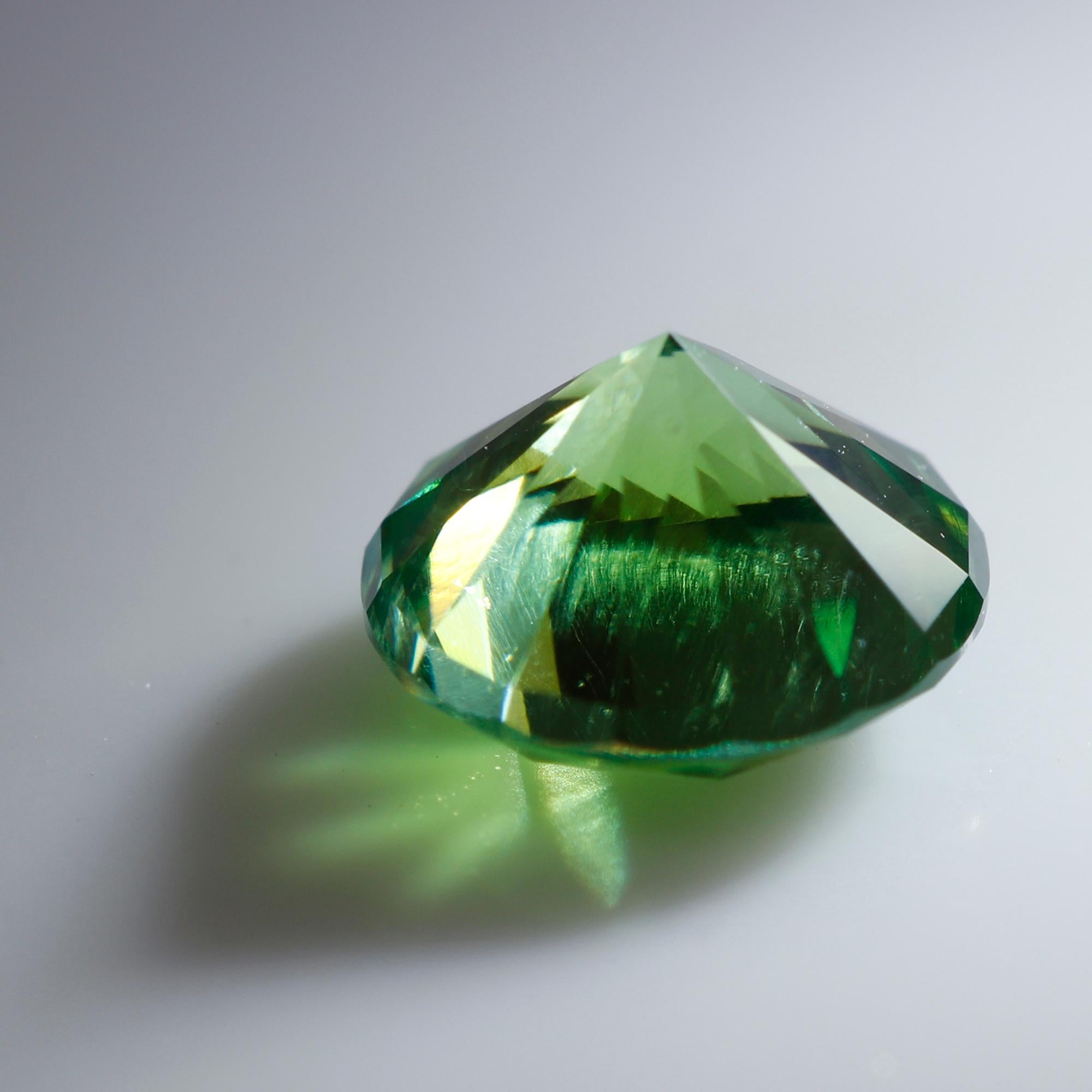 Russe Empire Pierre précieuse non sertie de 0,58 carat, grenat démantoïde vert lustré de Russie en vente