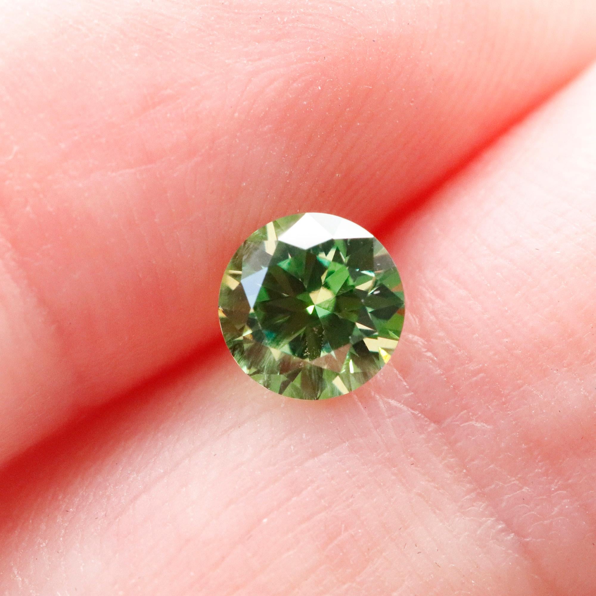Taille ronde Pierre précieuse non sertie de 0,58 carat, grenat démantoïde vert lustré de Russie en vente