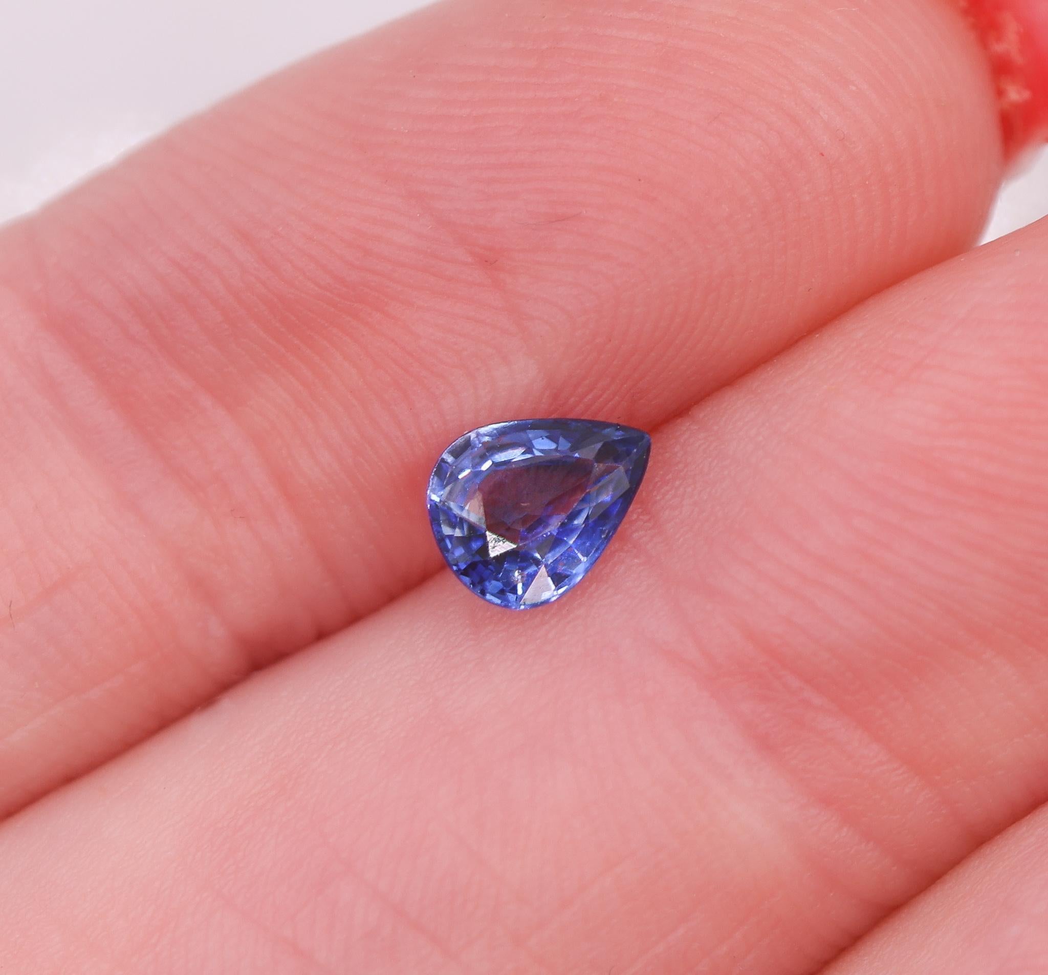 Design/One présente un saphir de Ceylan en forme de poire de 0,59 carat. Cette pierre précieuse, le saphir de Ceylan, s'adaptera parfaitement à la monture de votre choix et peut constituer un joli cadeau de naissance pour vos proches !