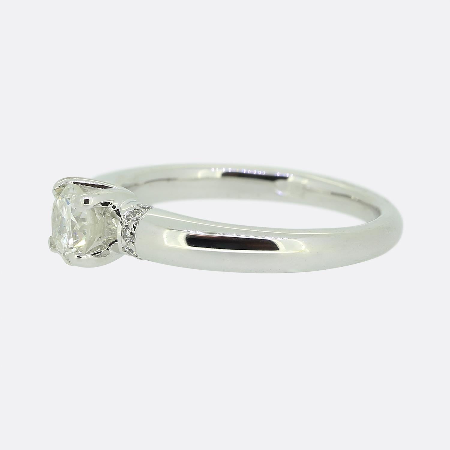 Se trata de un anillo solitario de diamantes de oro blanco de 18 ct. La piedra central es un diamante redondo de talla brillante de 0,59 quilates y en cada hombro hay otros 5 diamantes.

Estado: Usado (Muy bueno)
Peso: 4.7 gramos
Talla: K
Peso total