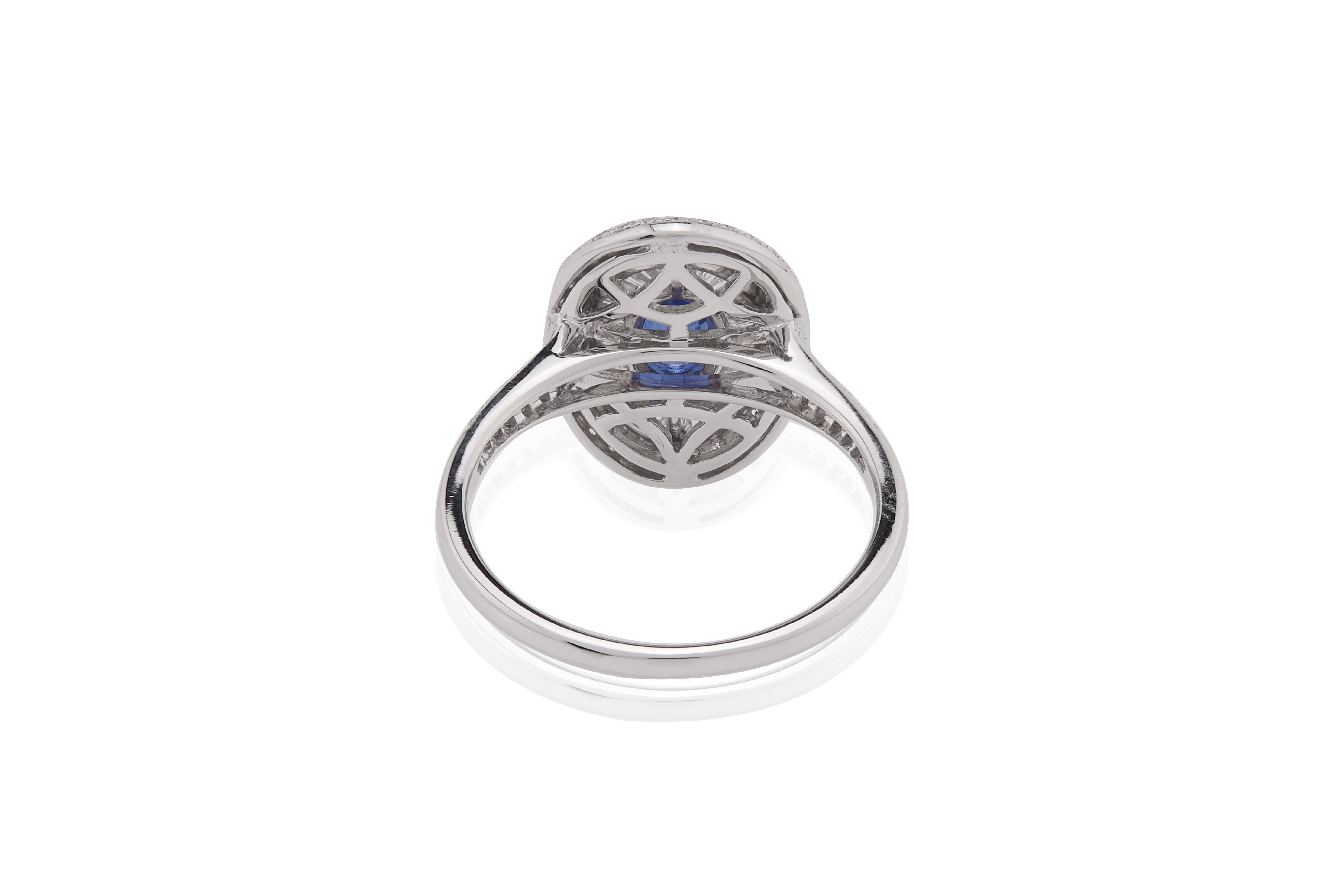 Women's or Men's 0.590 Carat Blue Sapphire with Baguette and Diamond Ring in 18 Karat Gold For Sale