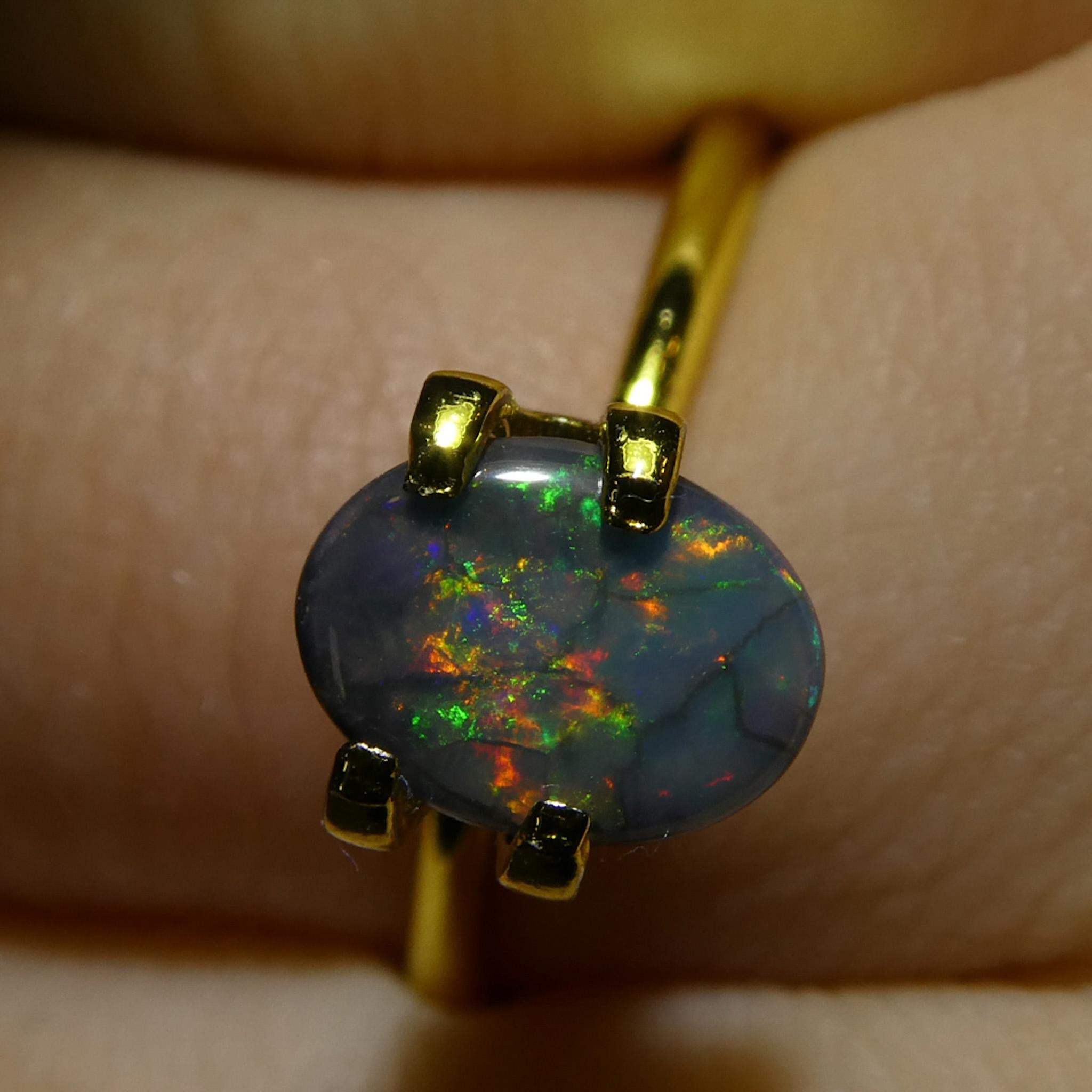 Descrizione:

Tipo di gemma: Opale 
Numero di pietre: 1
Peso: 0,59 carati
Misure: 8,22 x 6,20 x 1,67 mm
Forma: Ovale
Stile di taglio: Cabochon
Stile di taglio Corona: 
Stile di taglio del padiglione:  
Trasparenza: Opaco
Chiarezza: N/D
Colore: