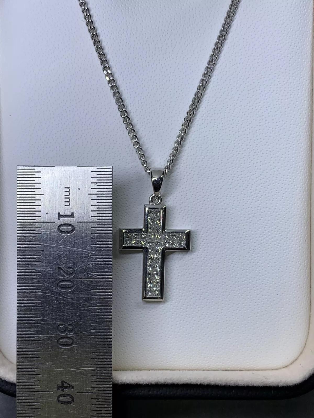 Chaîne de collier en croix en or blanc 18 carats avec un diamant Princesse de 0,59 ct.

Diamants poids total 0.59ct couleur G VS1 clarté.

Longueur de la chaîne : 14,5 pouces.

Poinçonné.

Boîte et évaluation incluses.


Ce collier exquis présente