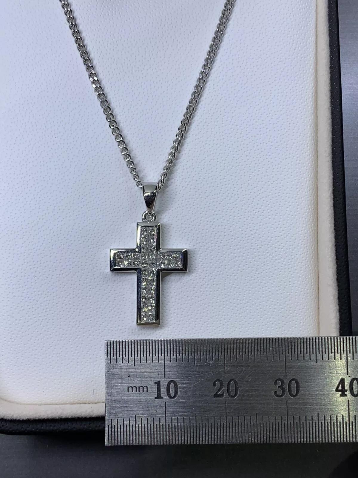 Taille princesse Chaîne de collier en croix en or blanc 18 carats avec un diamant Princesse de 0,59 ct. en vente