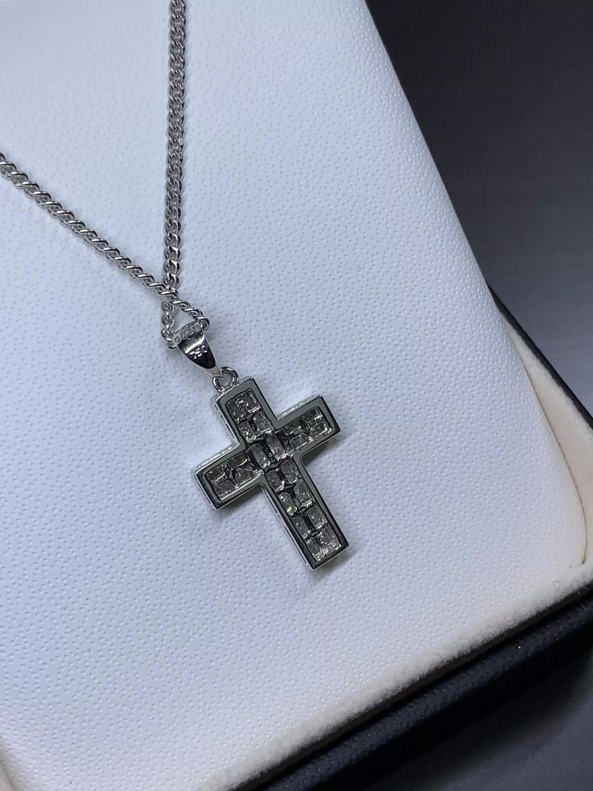 Chaîne de collier en croix en or blanc 18 carats avec un diamant Princesse de 0,59 ct. Neuf - En vente à London, GB