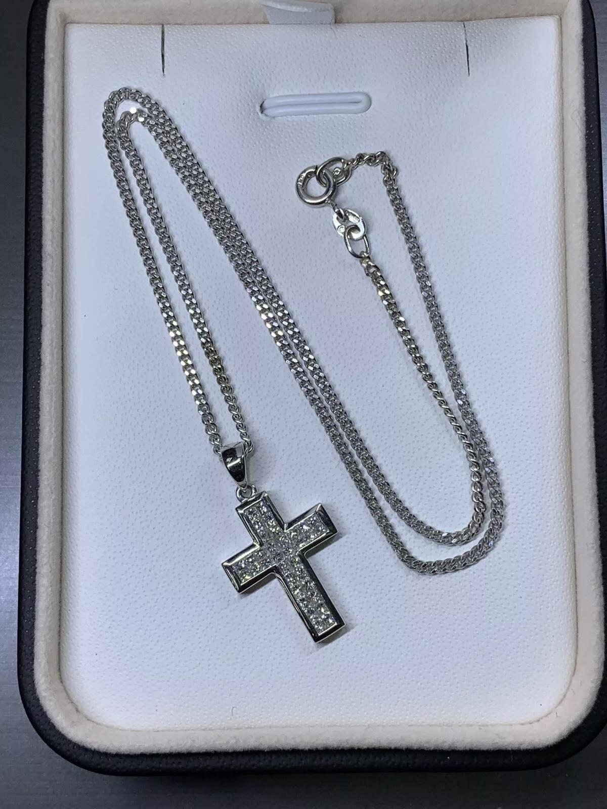 Chaîne de collier en croix en or blanc 18 carats avec un diamant Princesse de 0,59 ct. Unisexe en vente