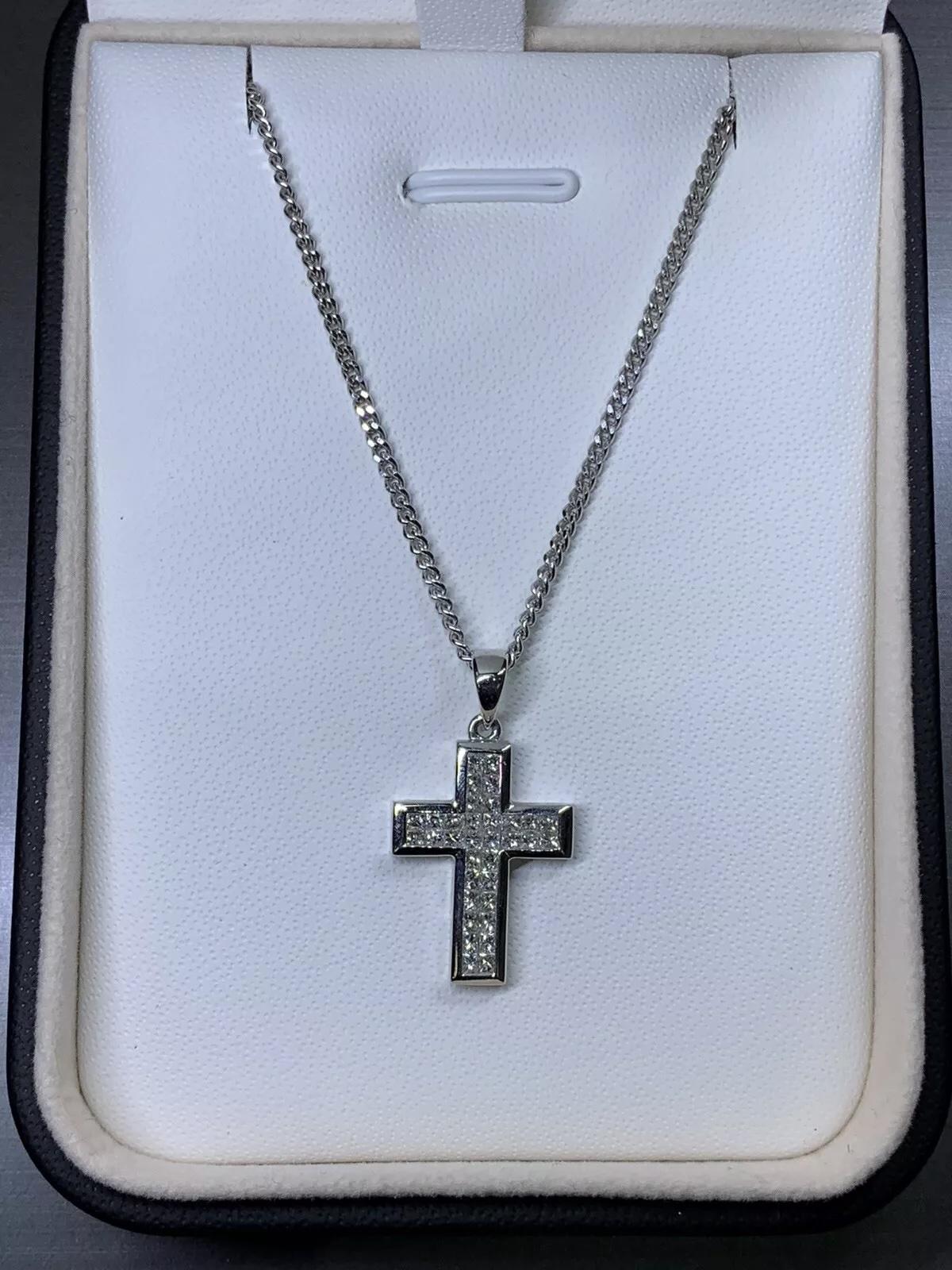 Chaîne de collier en croix en or blanc 18 carats avec un diamant Princesse de 0,59 ct. en vente 1