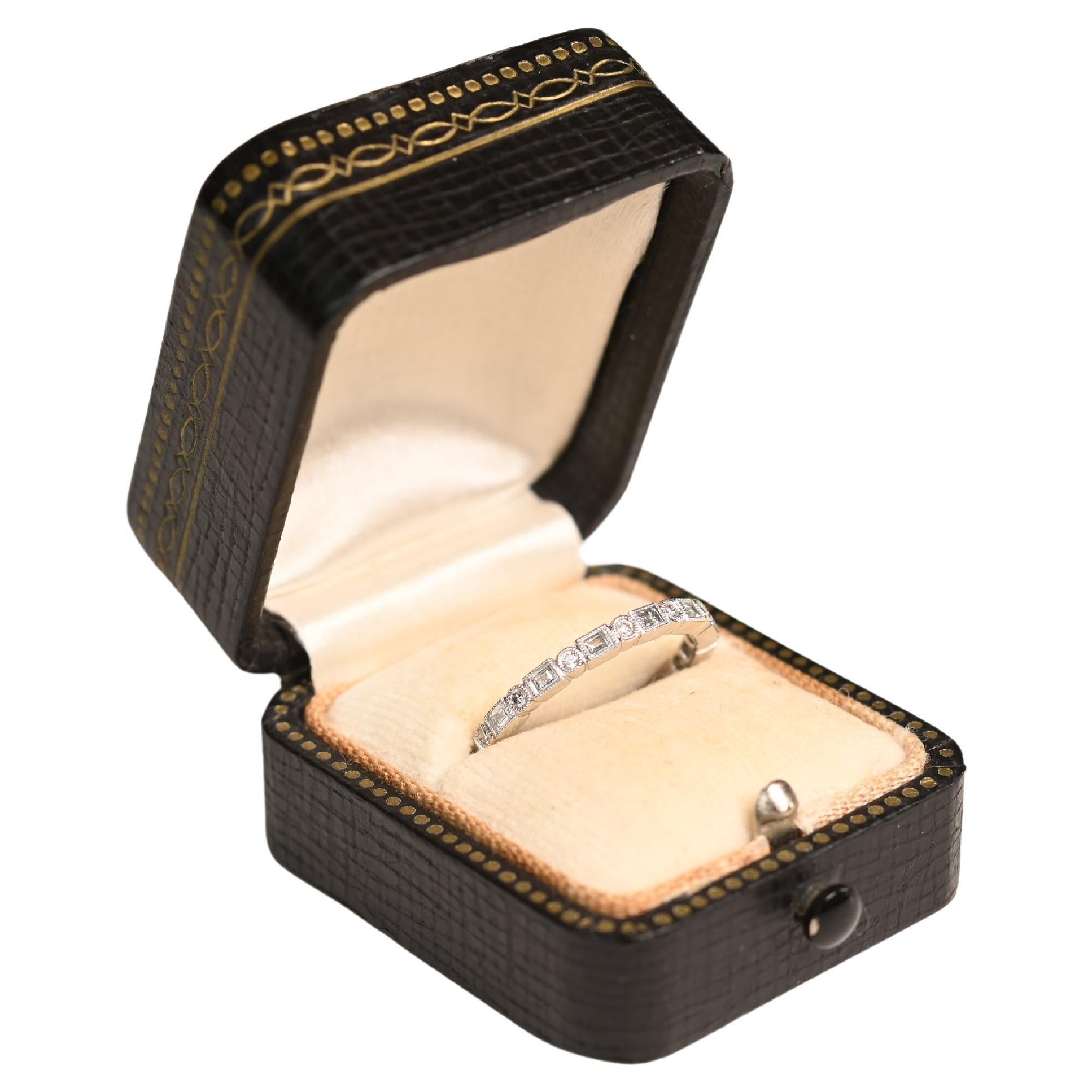 Eternity-Ring mit rundem Diamanten im Brillantschliff und Baguetteschliff (ca. 0,50 Karat)