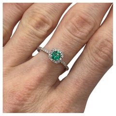 0,59ctw Smaragd im Kissenschliff & runder Diamant Kleiner Ring aus 14KT Weißgold mit Smaragd im Kissenschliff