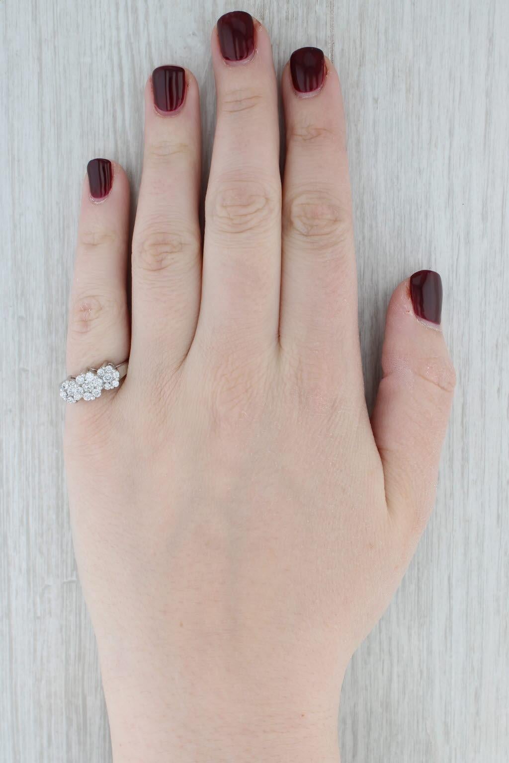 Bague de fiançailles à grappes de fleurs en or blanc 14 carats avec diamants 0,59 carat, taille 7,25 en vente 5