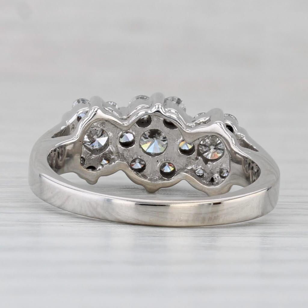 Taille ronde Bague de fiançailles à grappes de fleurs en or blanc 14 carats avec diamants 0,59 carat, taille 7,25 en vente
