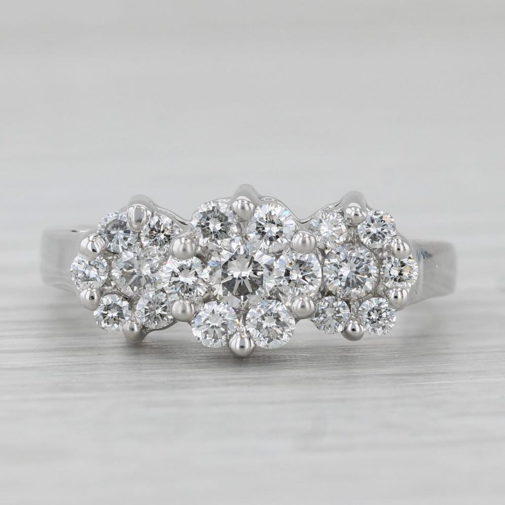 Bague de fiançailles à grappes de fleurs en or blanc 14 carats avec diamants 0,59 carat, taille 7,25 Bon état - En vente à McLeansville, NC