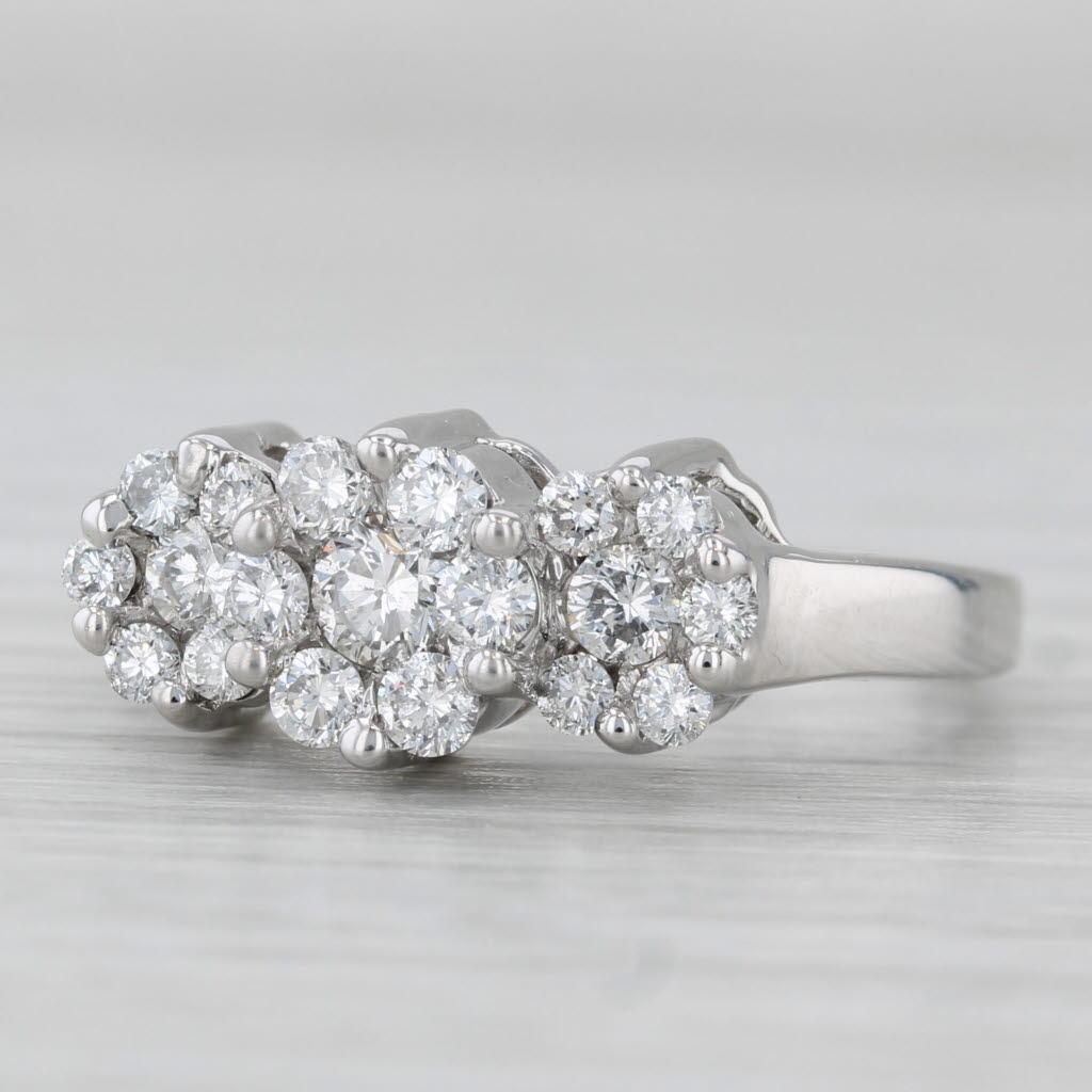Bague de fiançailles à grappes de fleurs en or blanc 14 carats avec diamants 0,59 carat, taille 7,25 en vente 2