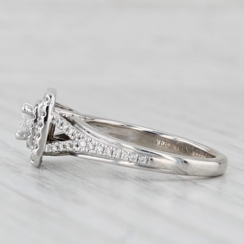 Informazioni sulla gemma:
- Diamante Nature - centro
Carati - 0,22ct 
Taglio - Principessa Brilliante
Colore - G - H.
Chiarezza - VS2

- Diamanti Nature - aureole
Carati totali - 0,21ctw
Taglio - Brillante rotondo
Colore - H - J
Chiarezza - VS2 -