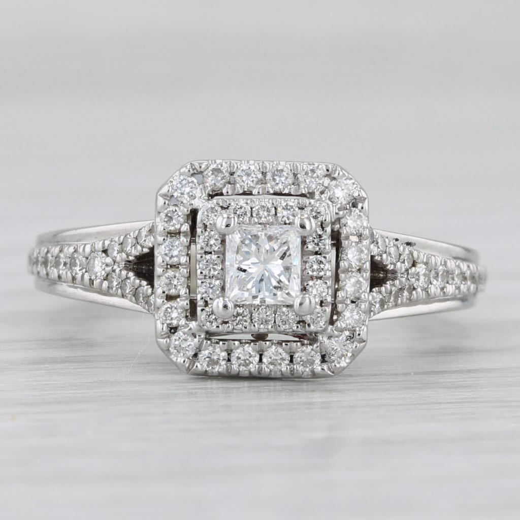 Taglio princess Anello di fidanzamento con diamante aureolato da 0,59 carati in oro bianco 14k, misura 6,25 in vendita