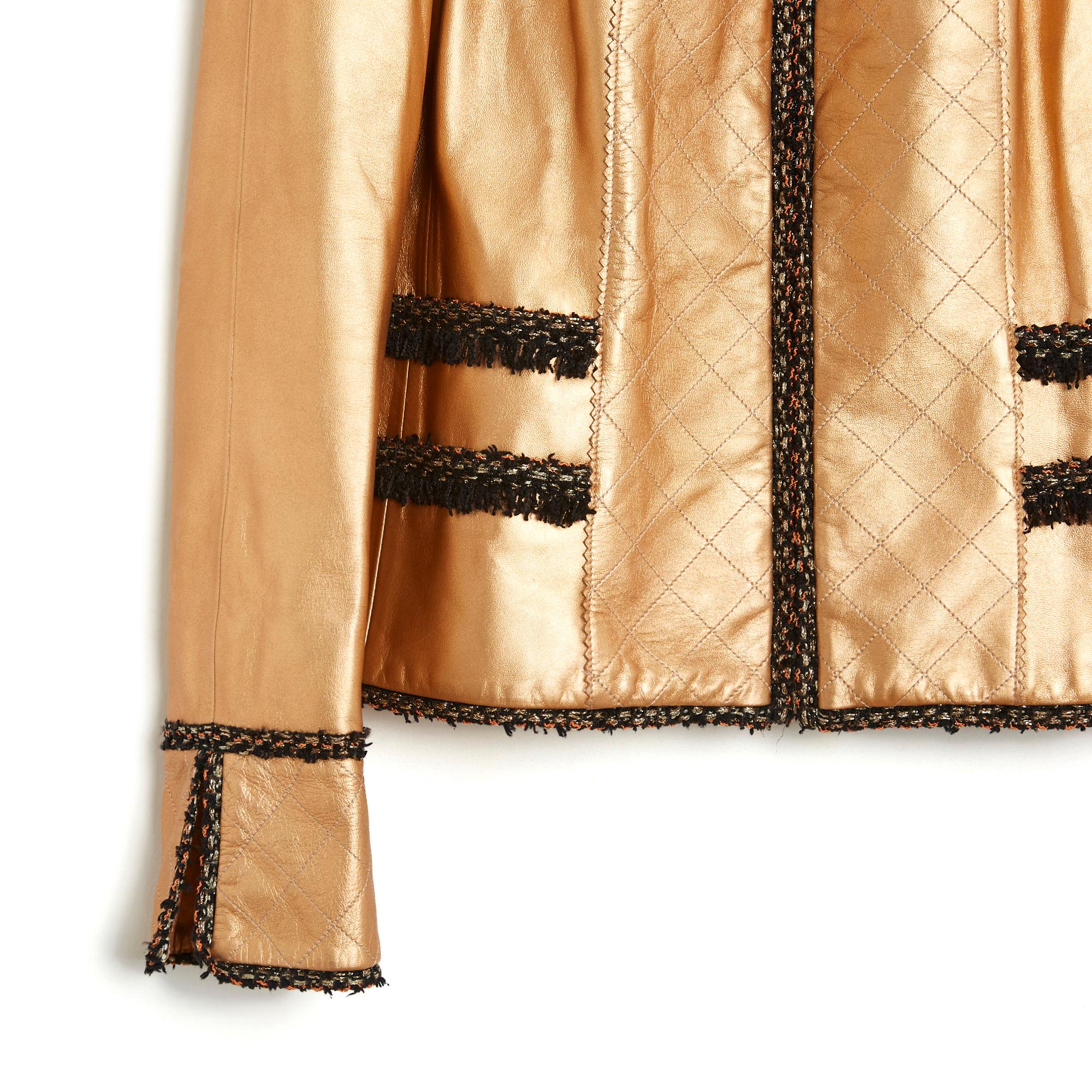 Veste collection FW2005 de Chanel en cuir doré et tweed noir et coloré, col et plastron paddés, fermée par un zip, 4 poches plaquées (toujours fermées), manches longues raglan ouvertes en bas, doublure en soie camélia assortie. Taille 38FR : taille