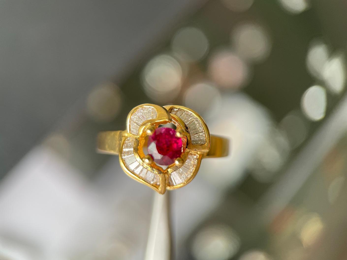 Burmese Unheated Ruby and Natural Diamond Ring

Burmese Unheated Ruby - 0.5Ct

Treatment - None (Unheated, Untreated, No enhanced)

Origin - Burma (Mogok)

Natural Diamond

18k solid gold

Ring size - HK17, US7.5~8

Ring resizing is available, it’s