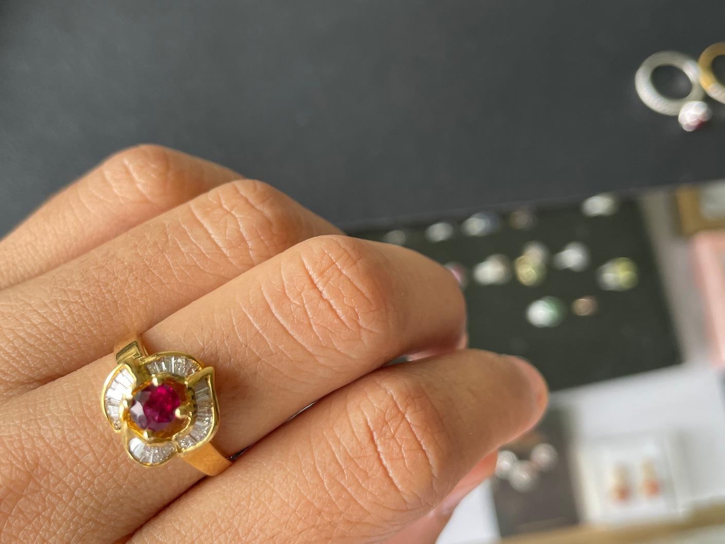 Oval Cut 0.5Ct Burmese Unheated Ruby and Natural Diamond ring in 18k solid gold For Sale