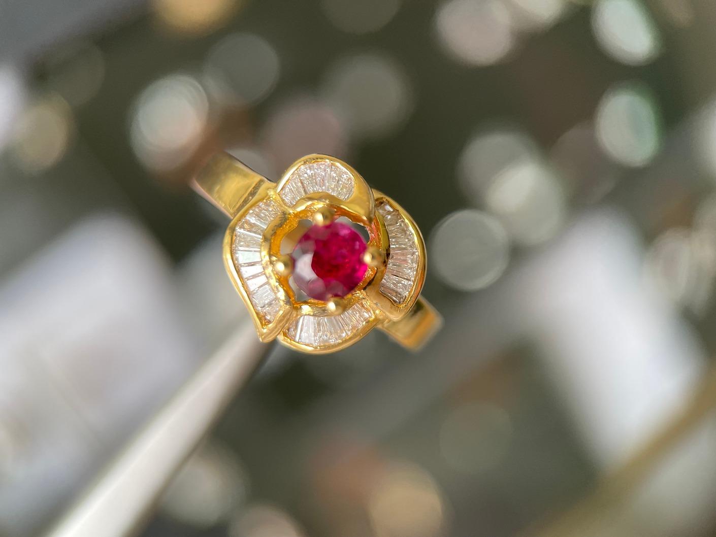 0.5Ct Burmese Unheated Ruby and Natural Diamond ring in 18k solid gold In New Condition For Sale In Singapore, SG