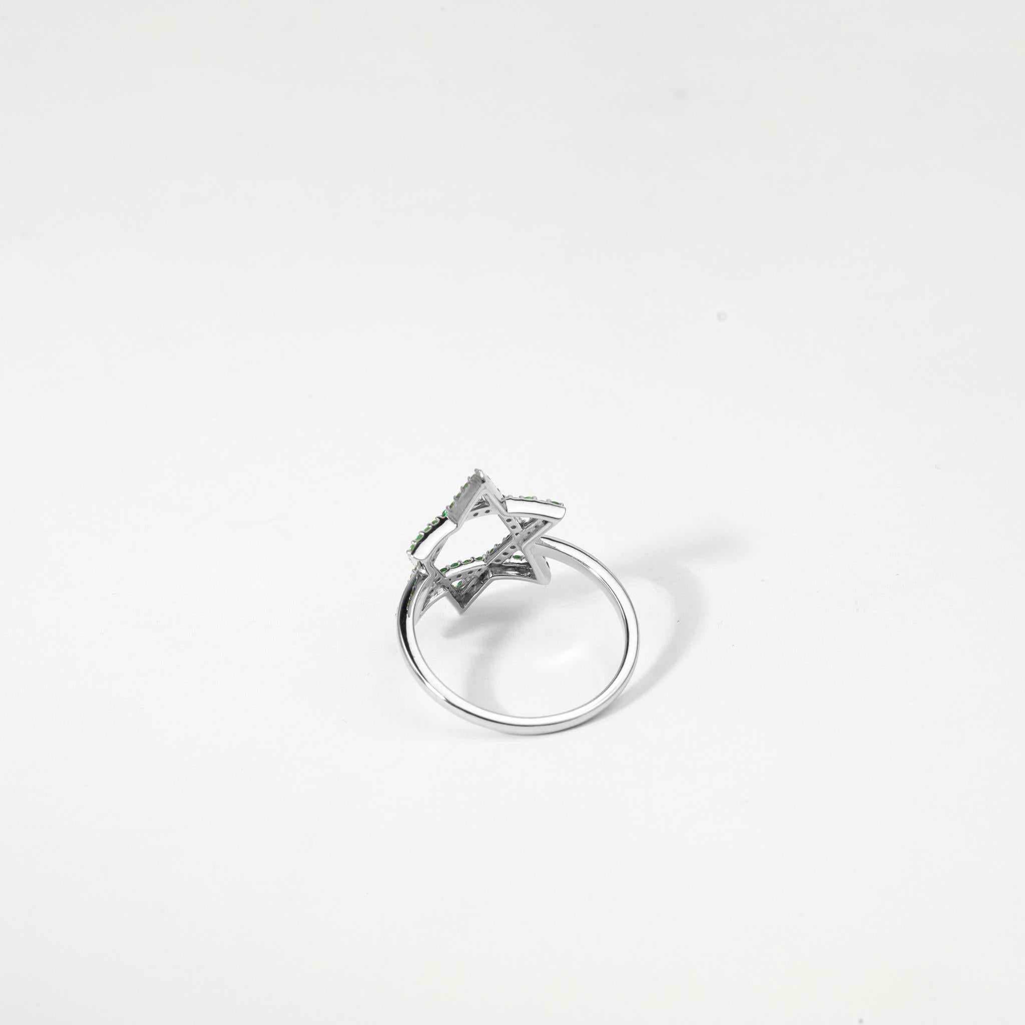 0,5 ct Esmeralda natural talla redonda Anillo de estrella para todos los días en oro blanco de 18 quilates en venta 1