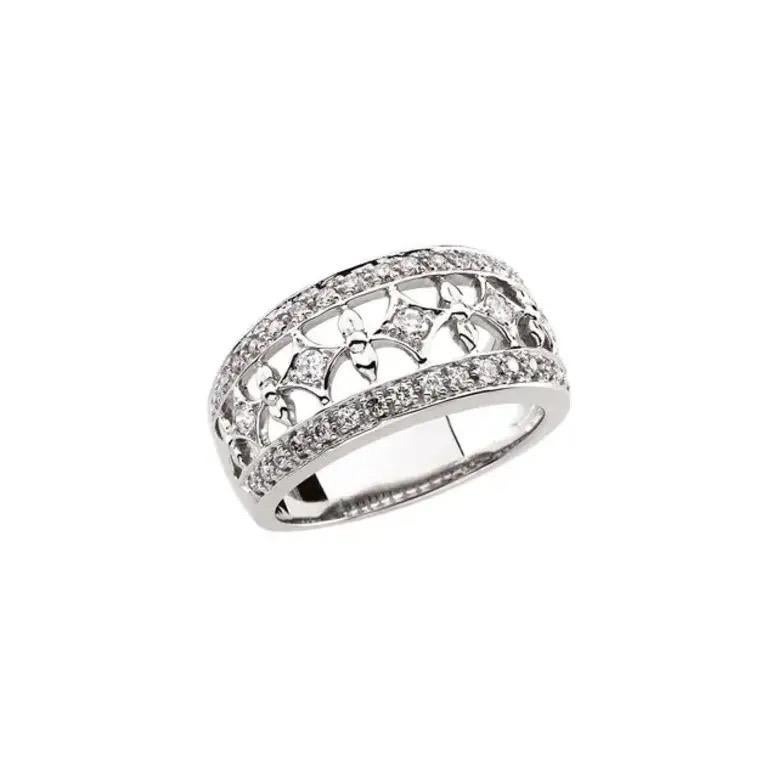 Einzigartiger Ring aus 14K Weißgold mit natürlichen Diamanten 

Schulterbreite: 7,8 mm
Ringgröße: 6 in U.S. 
Breite der Schaftbasis: 5,37 mm
Dicke der Schaftbasis: 1,5 mm
Obere Abmessungen: 10,4 mm
Farbe des Diamanten: H+
Diamant Reinheit: