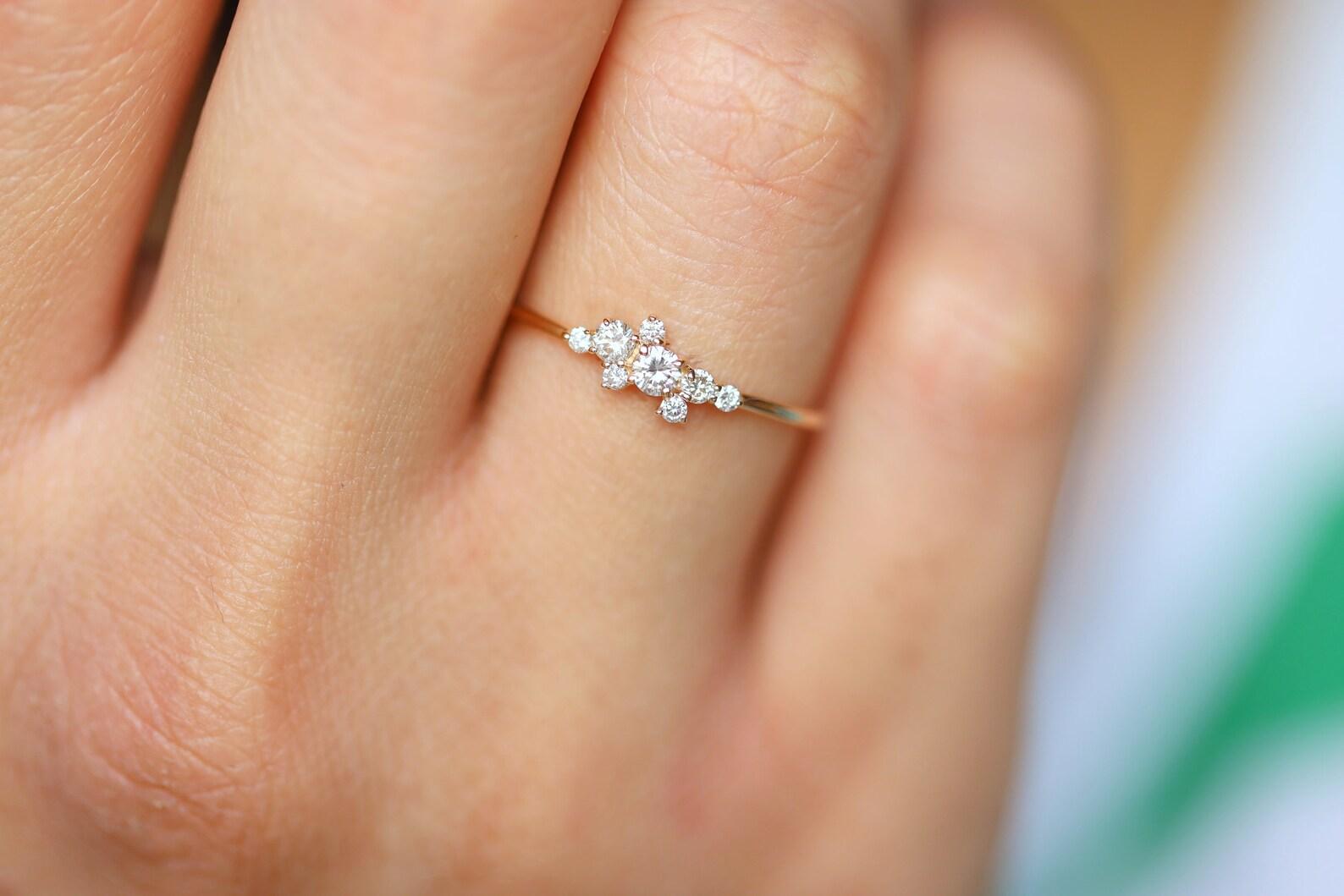 Anillo de compromiso con racimo de diamantes redondos-C naturales de 0,5 quilates en oro blanco de 18 quilates en venta 1
