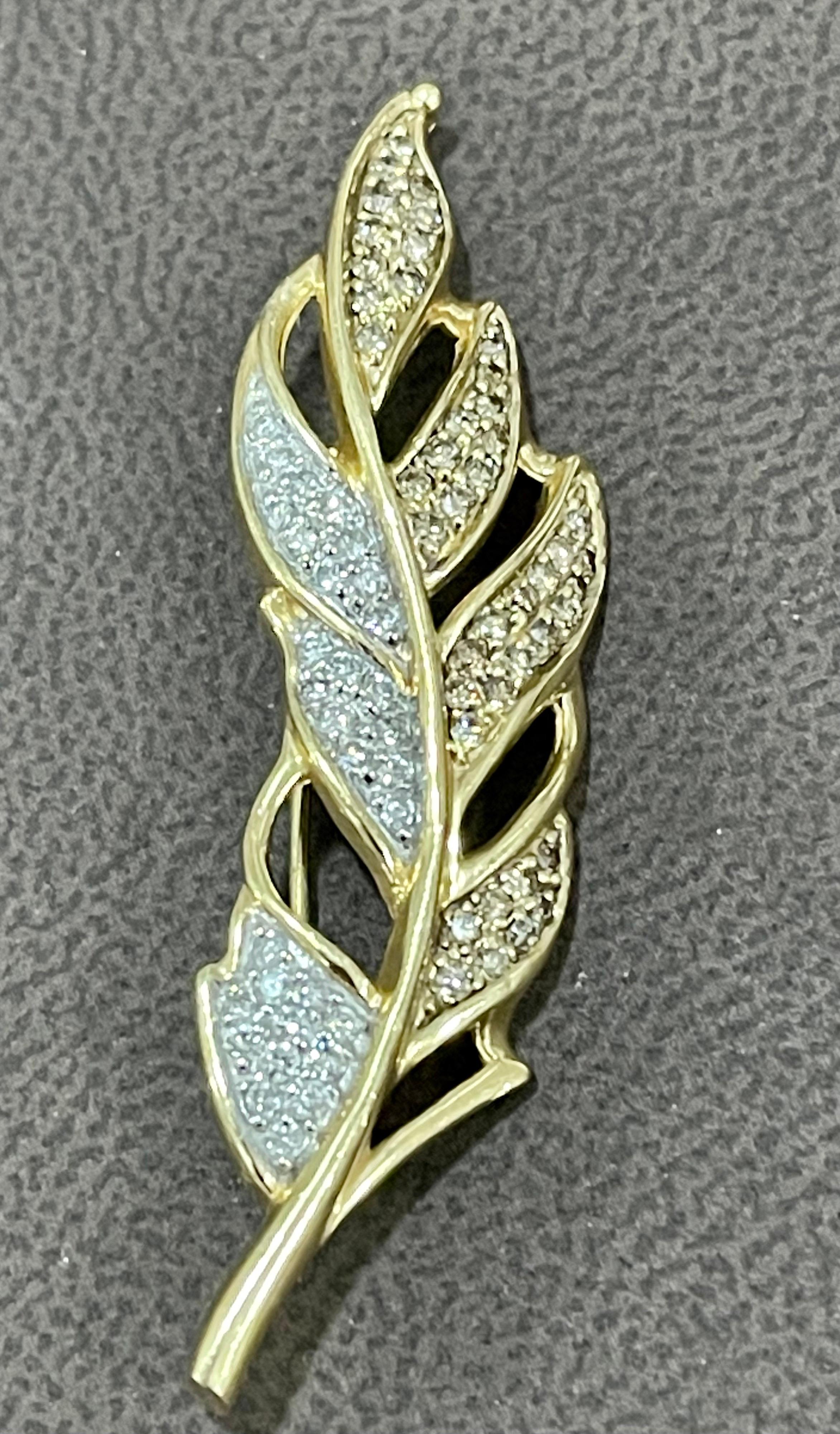 0.6 Carat Leaf Shaped Diamond 14 Karat Gold Pin or Brooch Affordable, Estate
Set with two colors of round diamonds , one side with champagne color diamond and other side with white brilliant cut round diamonds. gently curving leaf shape fitted to