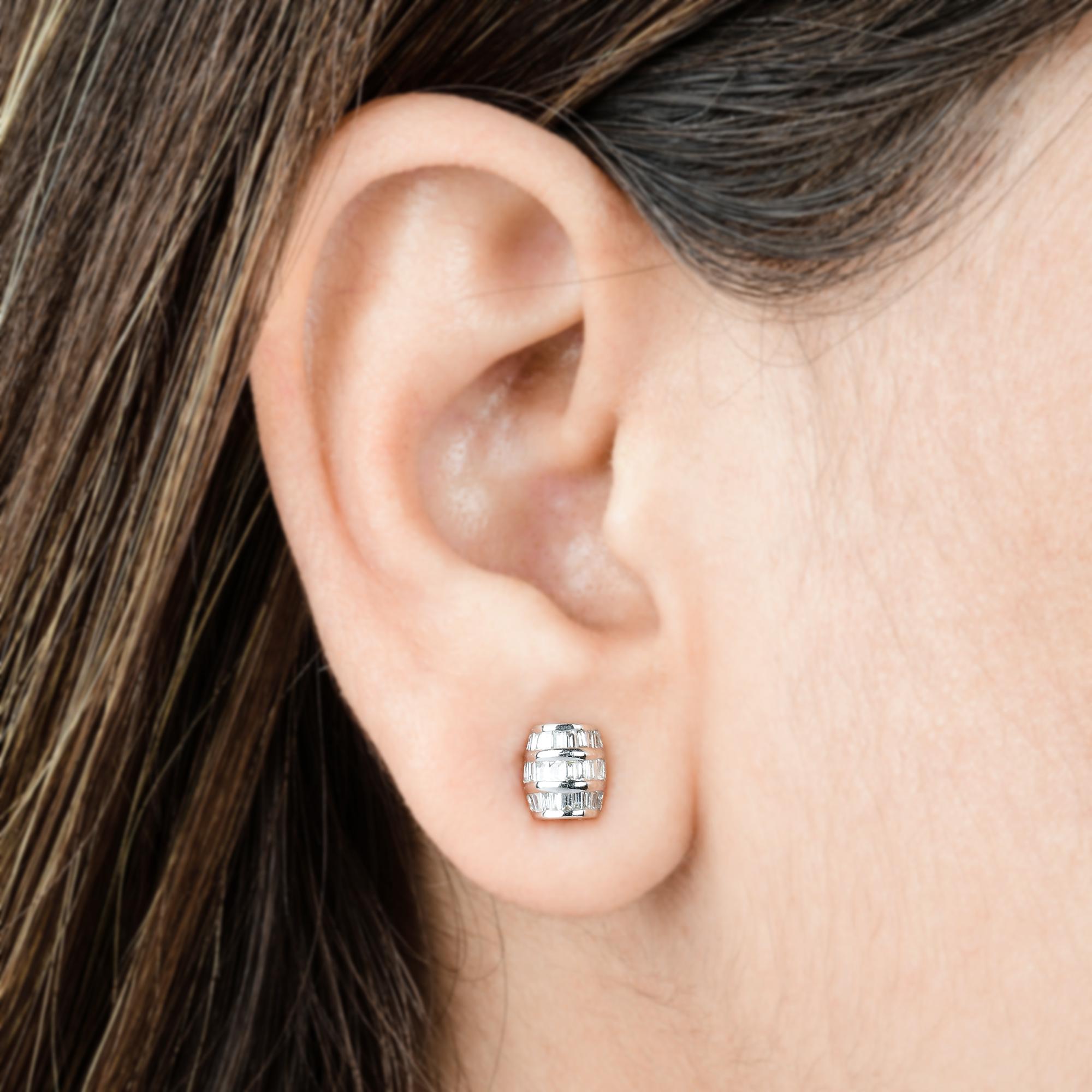 Women's 0.6 Carat SI Clarity HI Color Baguette Diamond Stud Earrings 18 Karat White Gold For Sale