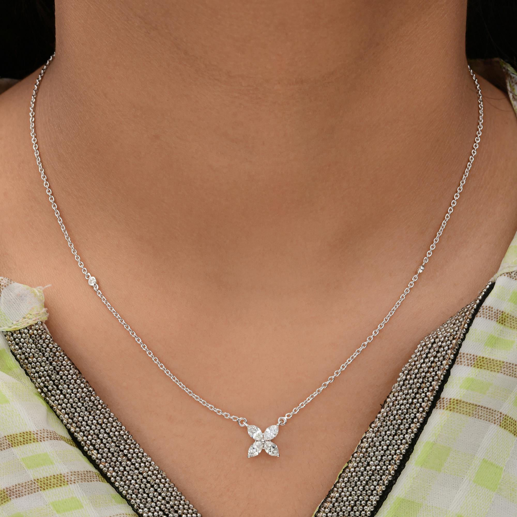 Collana con ciondolo floreale con diamante piccolo da 0,6 carati SI/HI e catena in oro bianco 14k
Questo pezzo mozzafiato presenta quattro diamanti taglio marquise incastonati tra loro a formare un piccolo ciondolo a fiore incastonato in una catena.