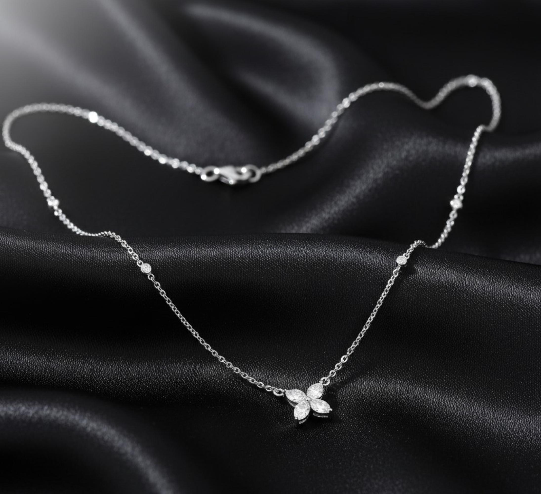 Collar Colgante Floral Diminuto con Cadena 0,6 Quilates SI/HI Diamante Oro Blanco 18k Corte marquesa en venta