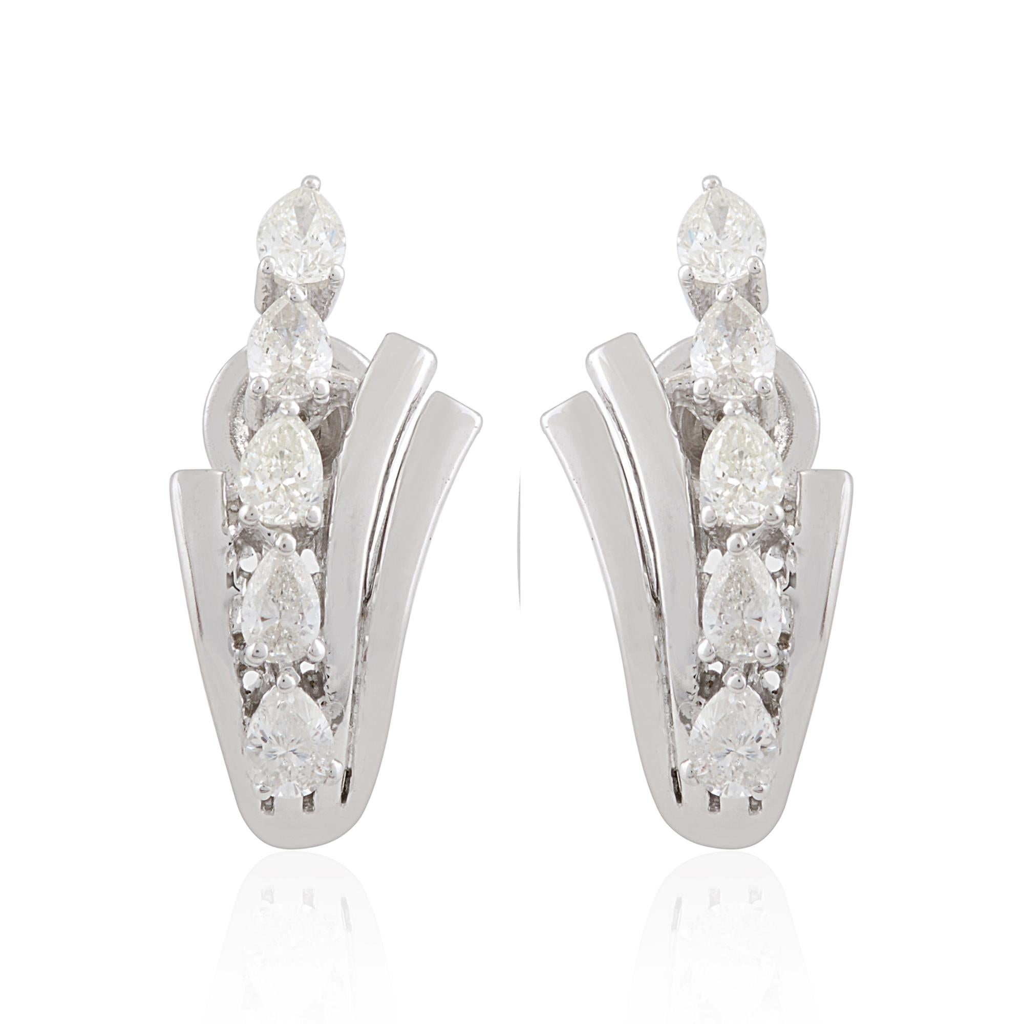 Jeder Ohrring enthält einen sorgfältig ausgewählten Diamanten im Birnenschliff, der für seine einzigartige und verführerische Form bekannt ist, mit einem Gesamtkaratgewicht von 0,6 Karat. Die Diamanten sind zart in die schlanke Wölbung des Halbrings