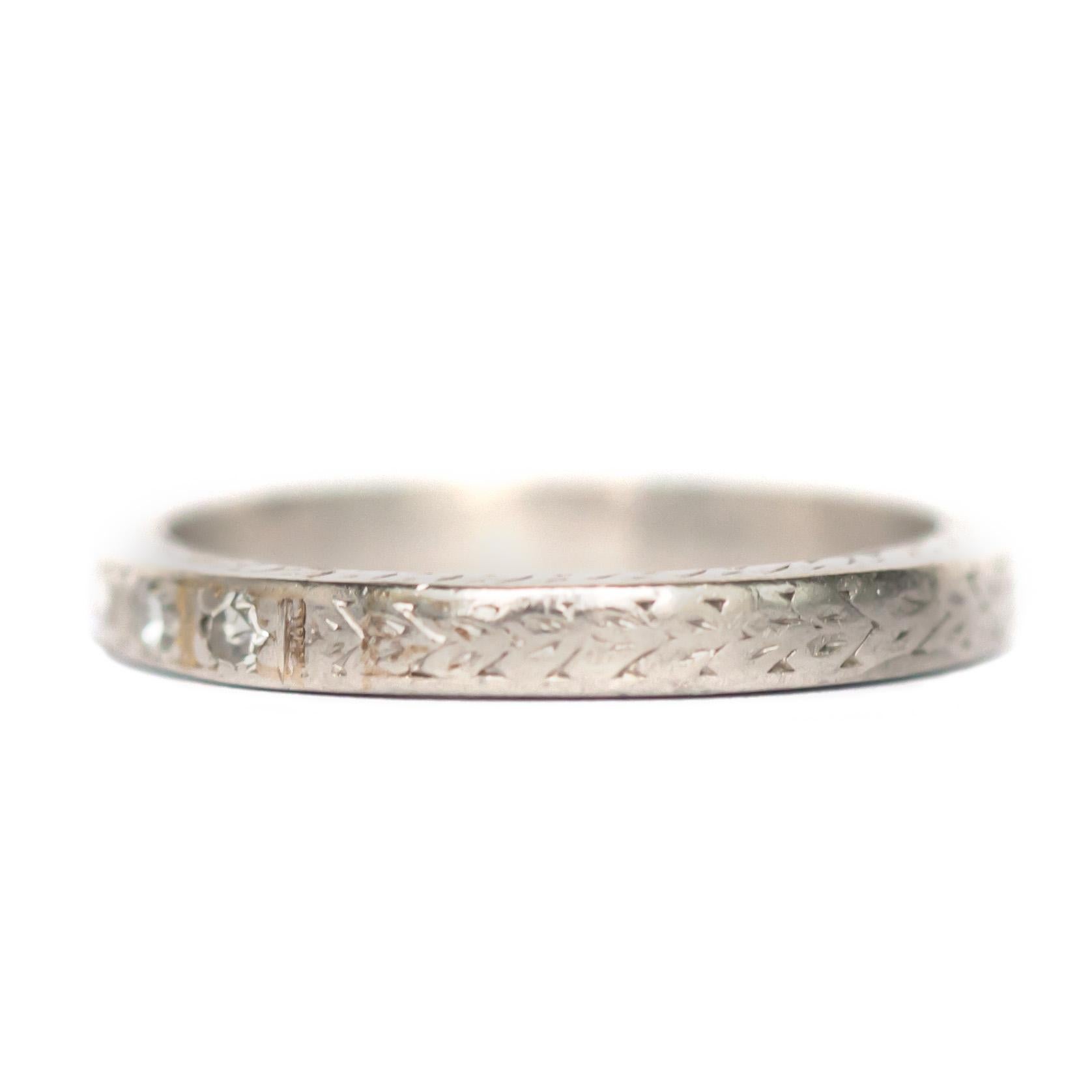 Dettagli dell'articolo: 
Misura dell'anello: 5
Tipo di metallo: Platino 
Peso: 3,9 grammi

Dettagli sulla pietra: 
Forma: Taglio singolo antico 
Peso totale dei carati: .06 carati di peso totale
Colore: G
Chiarezza: VS

Misura dal dito alla parte
