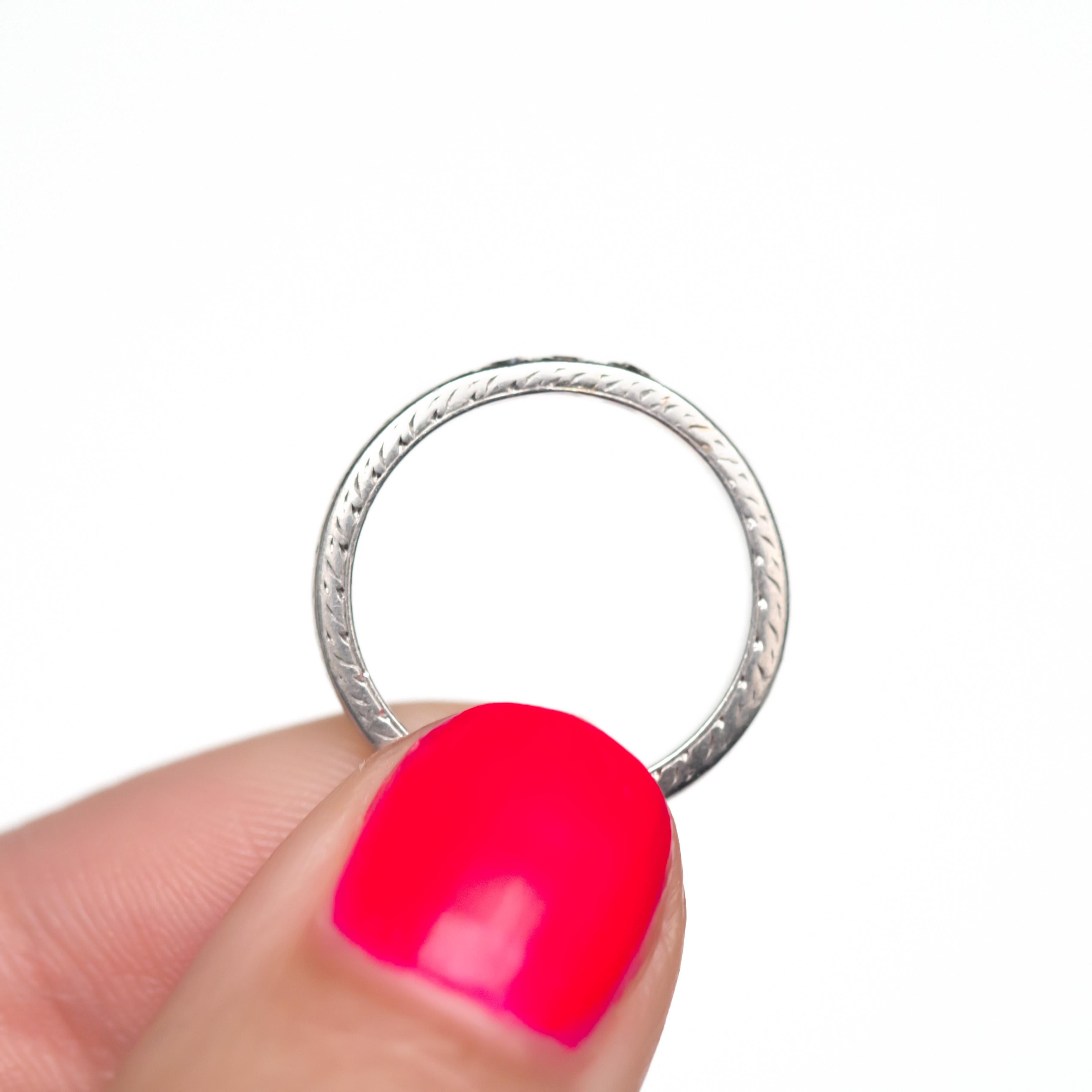 da uomo o donna Fascia nuziale in platino con diamante da .06 carati di peso totale in vendita