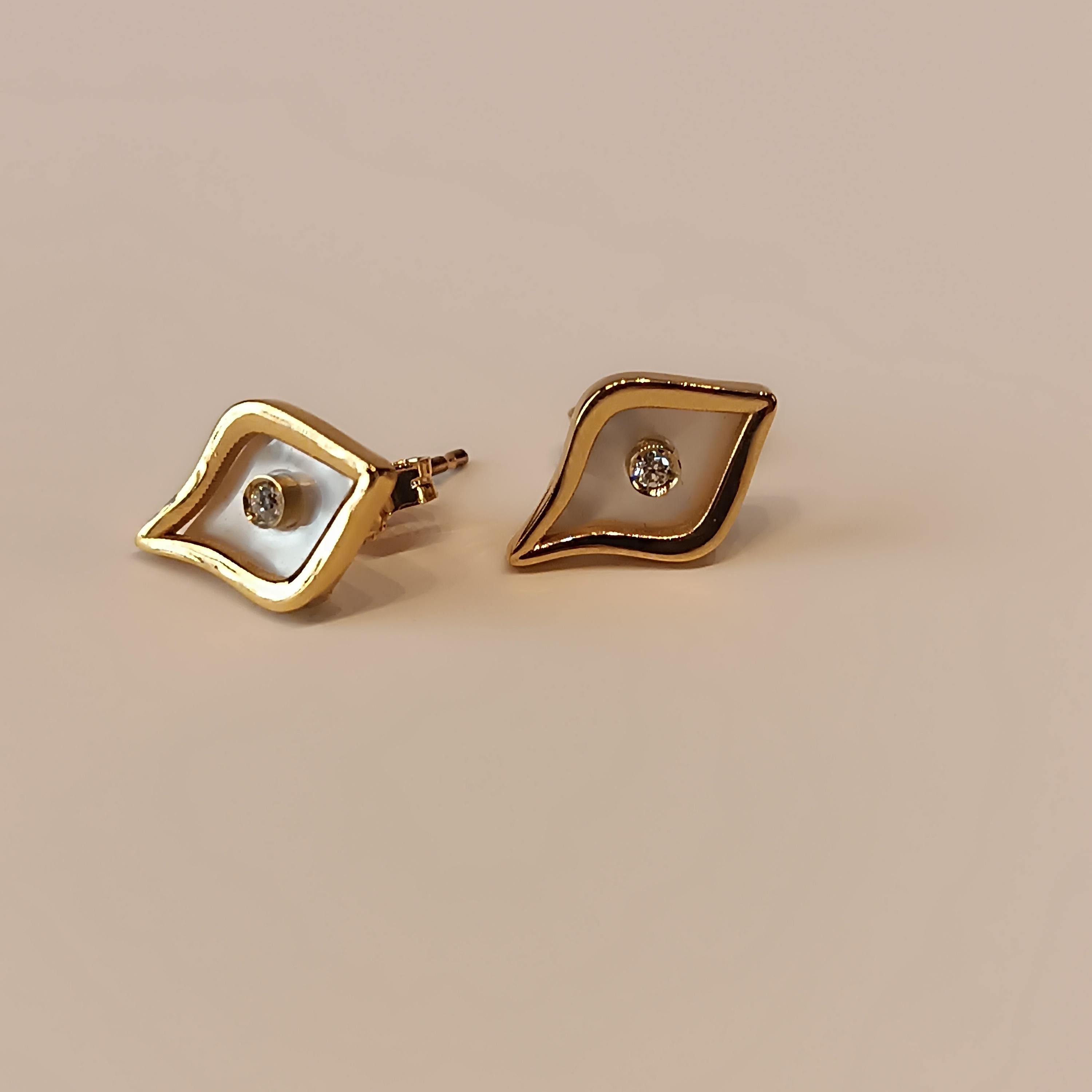 This wonderful Leo Milano earrings from our Olmetto collection shows in every detail a very complicate yet perfectly done workmanship. The earrings are in 18 rose gold with mother of pearl . The object weights 3.25 grams the  diamonds 0.6