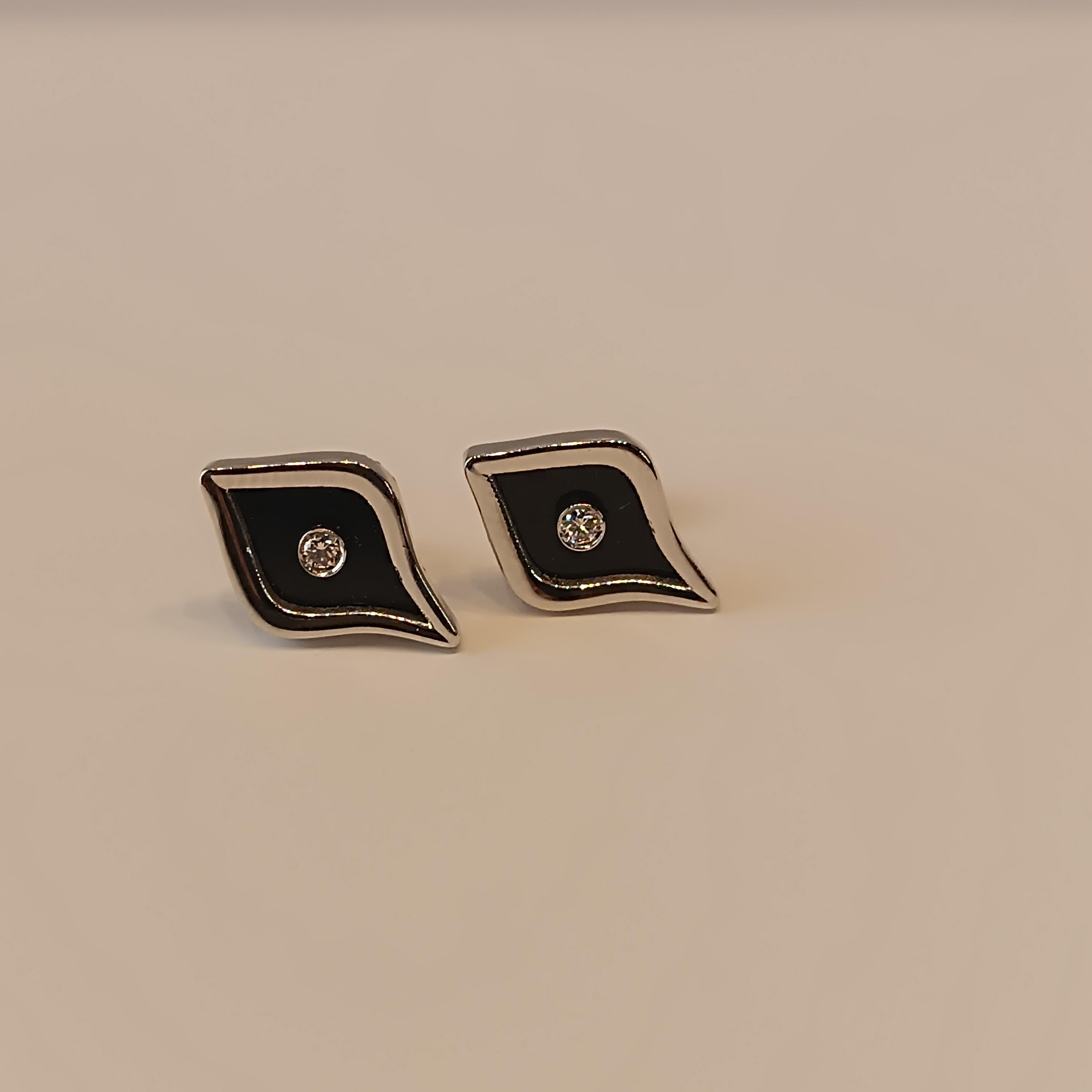 0.6 Carat VS G Diamonds on 18 Carat White Gold Onyx  Earrings In New Condition For Sale In Milano, MI