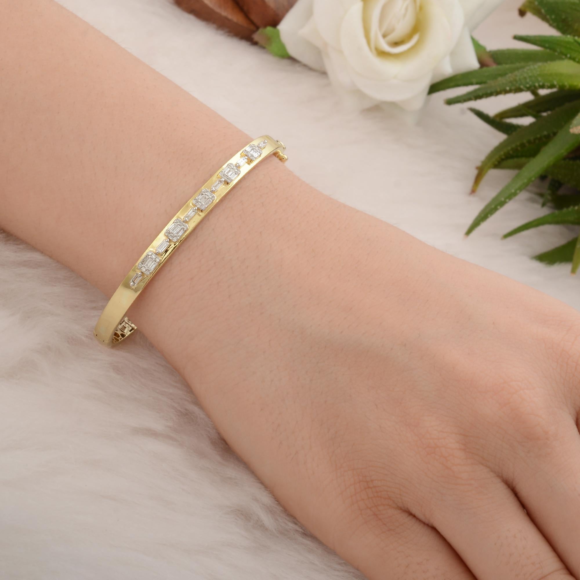 Taille baguette Bracelet jonc en or jaune 14 carats avec diamants baguettes de 0,6 carat de pureté SI en vente