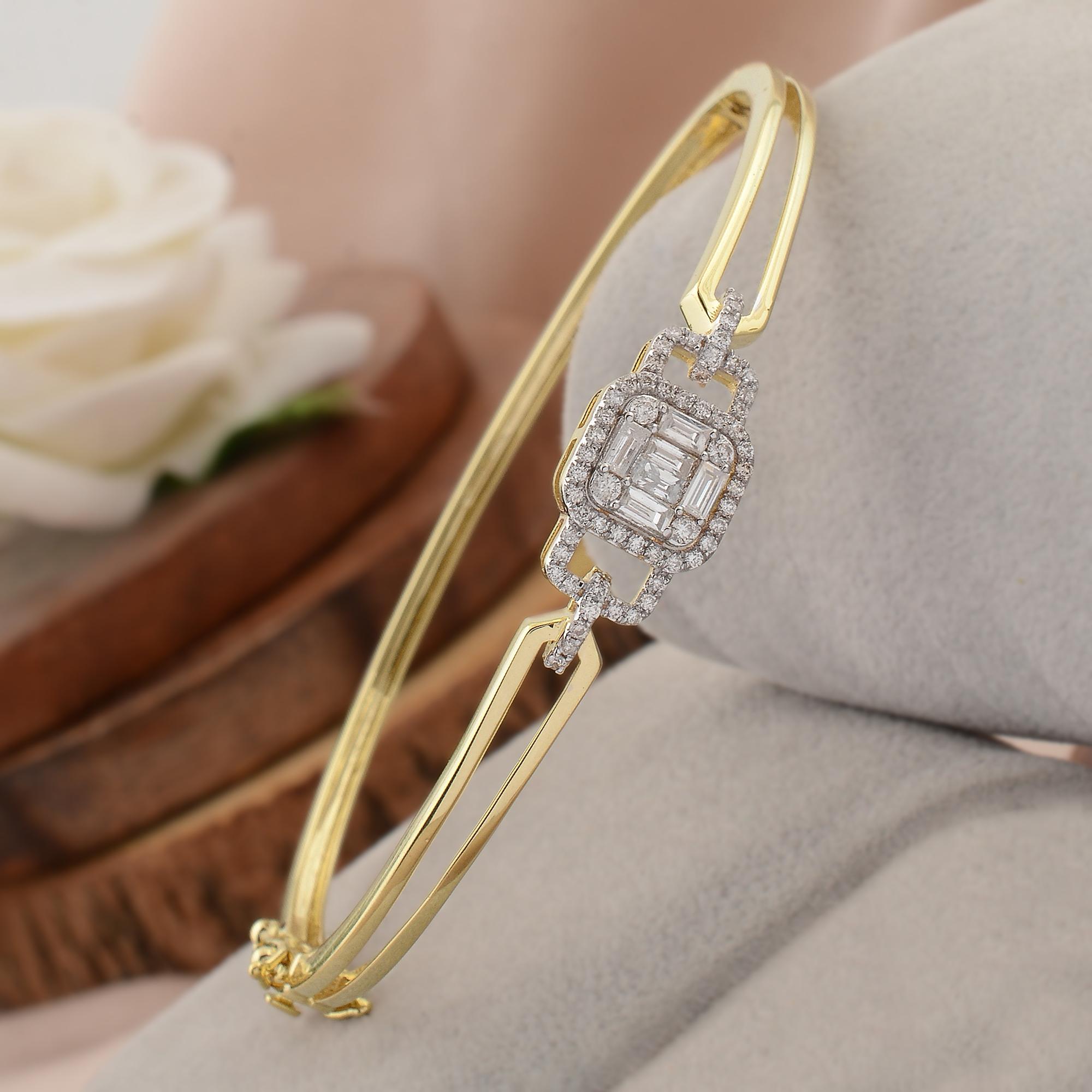 0.6 Ct SI Clarity HI Color Baguette Diamond Bangle Bracelet 18 Karat Yellow Gold In New Condition For Sale In Diera, Dubai