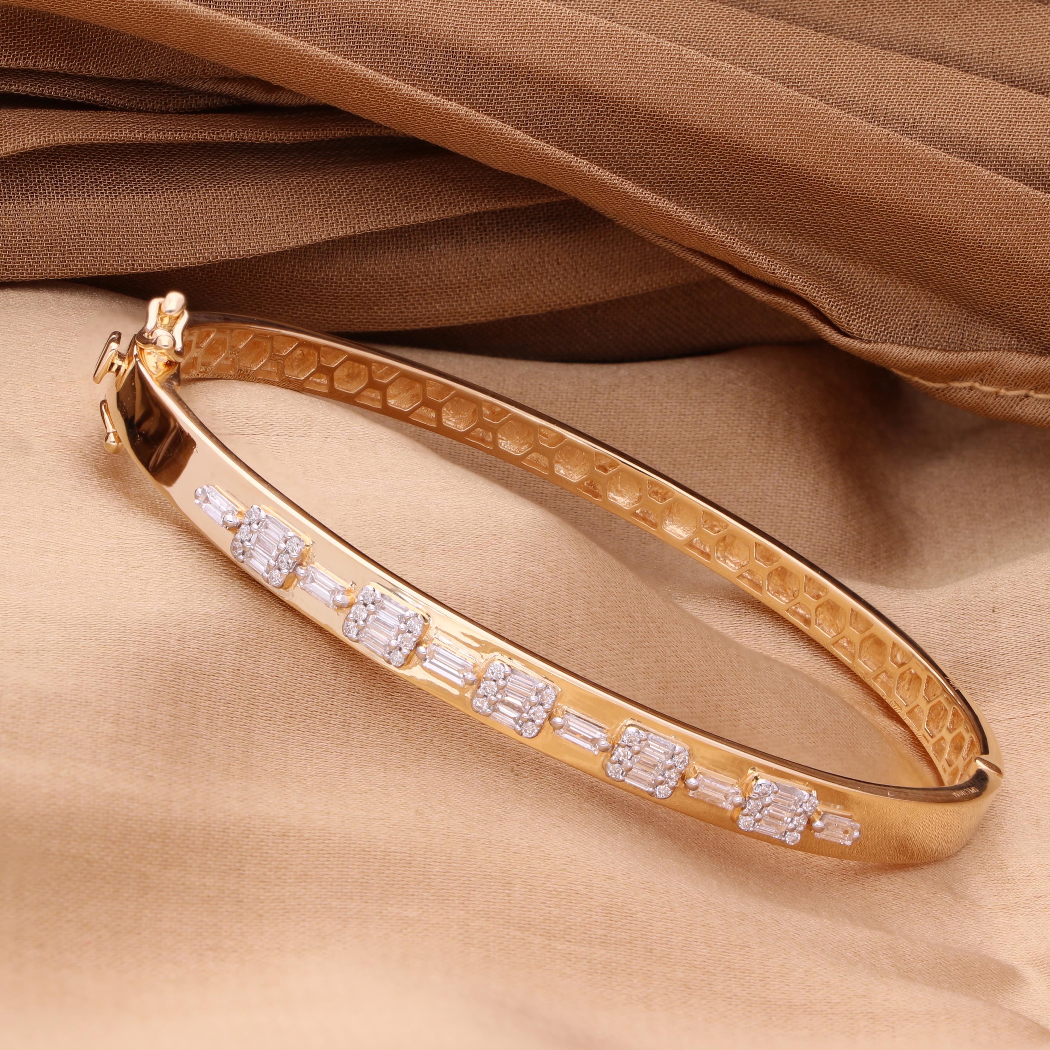 Real SI Clarity HI Color Baguette Diamond Bangle Bracelet 18 Karat Yellow Gold For Sale 1