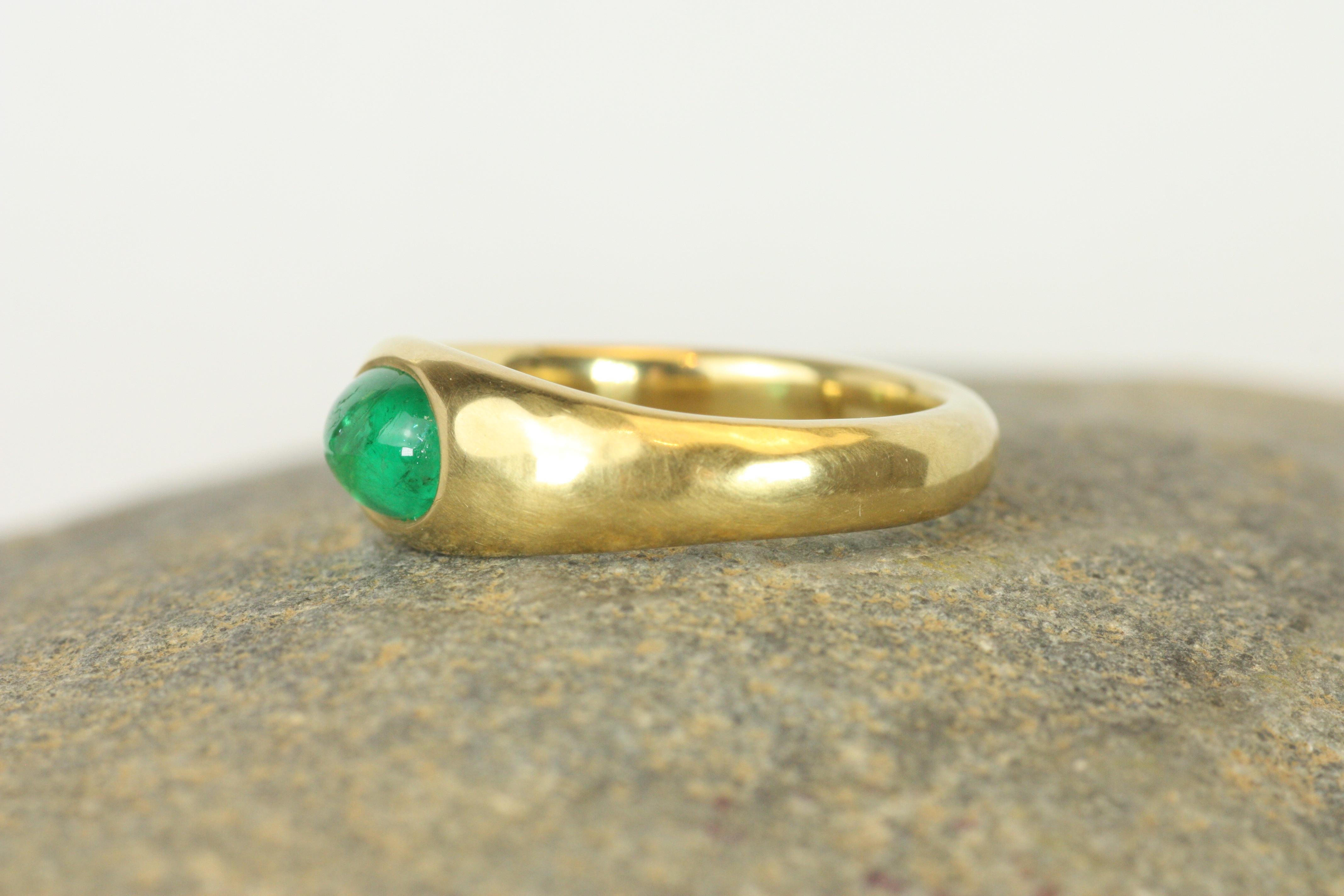Modern 0.60 Carat Cabochon Cut Emerald Gypsy Ring in 18K Yellow Gold Handmade For Sale