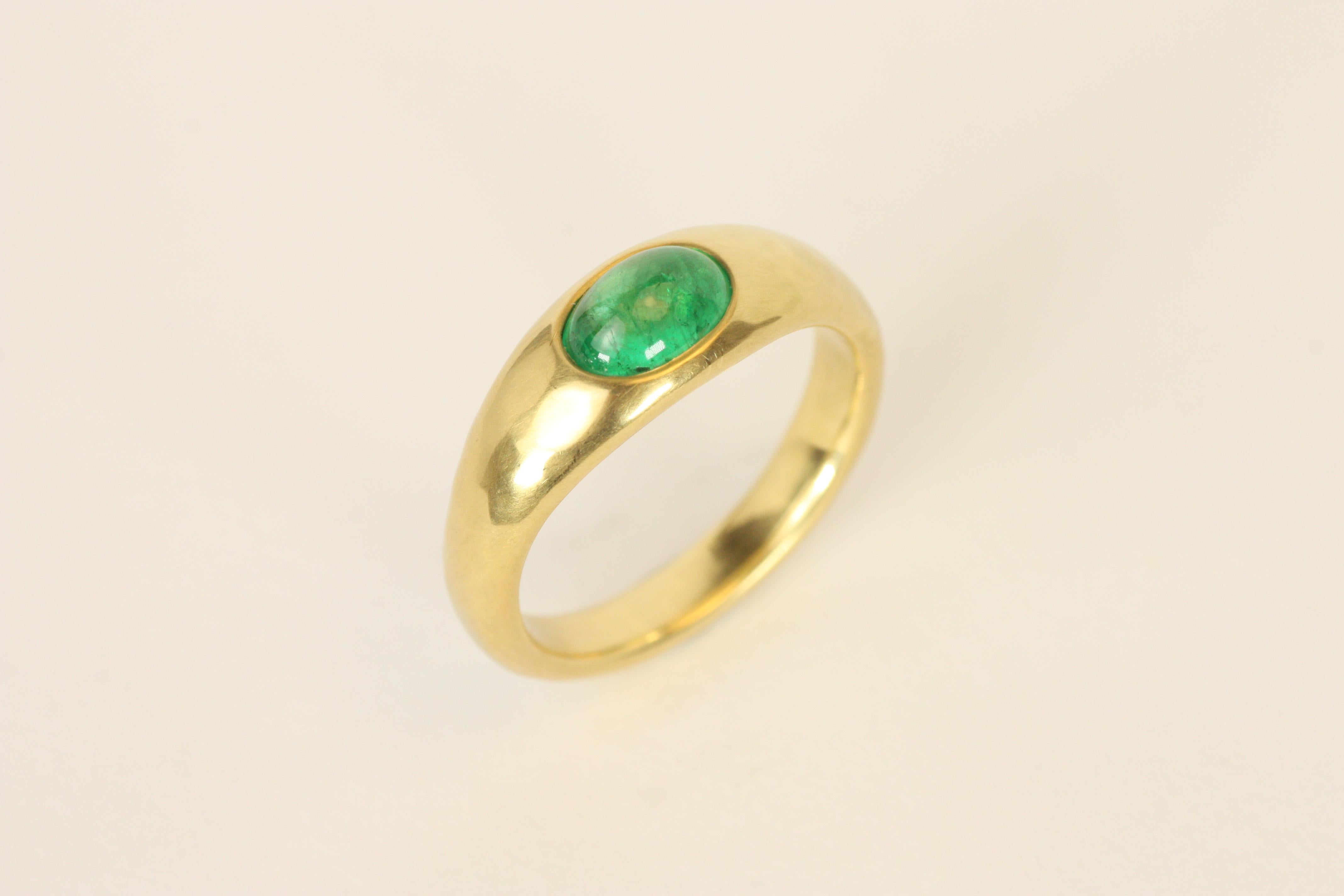 0.60 Carat Cabochon Cut Emerald Gypsy Ring in 18K Yellow Gold Handmade In New Condition For Sale In Santa Monica, CA
