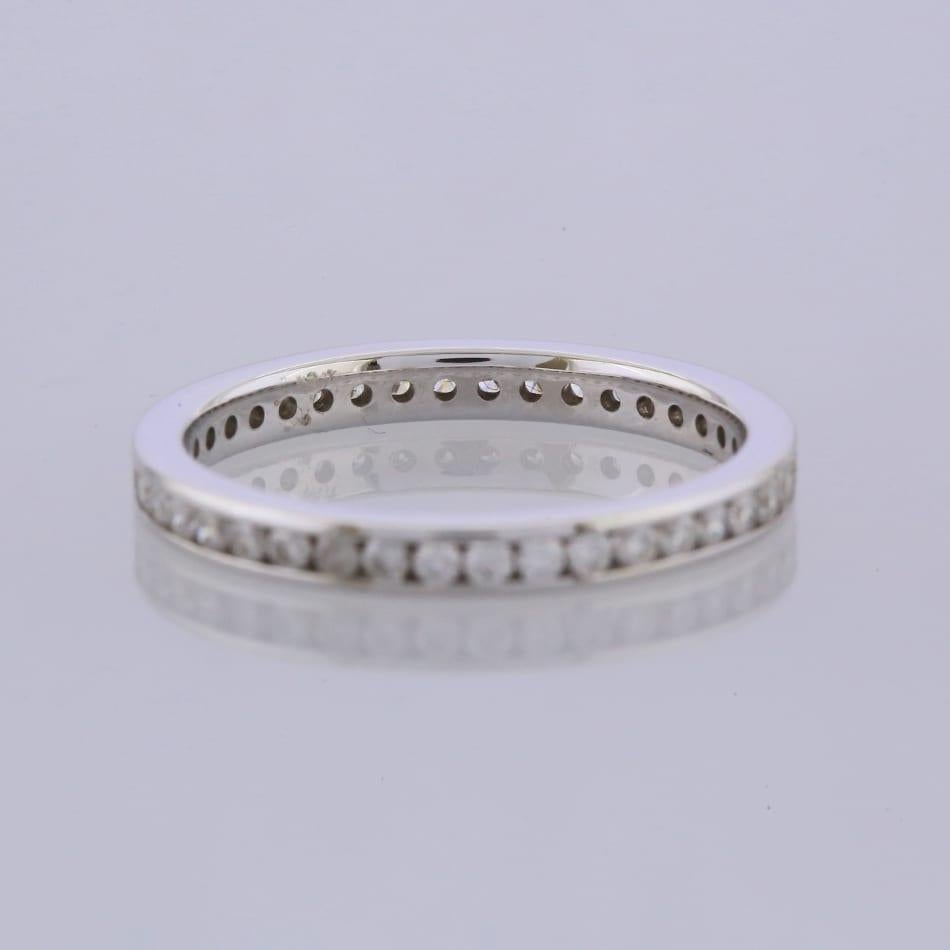 Il s'agit d'une bague d'éternité pleine de diamants sertis en canal.

Condit : Utilisé (Excellent)
Poids : 2.1 grammes
Taille : L 1/2
Largeur de la bande : 2,2 mm
Poids total des diamants en carats : Environ 0,60 carats
Détails du diamant : Couleur