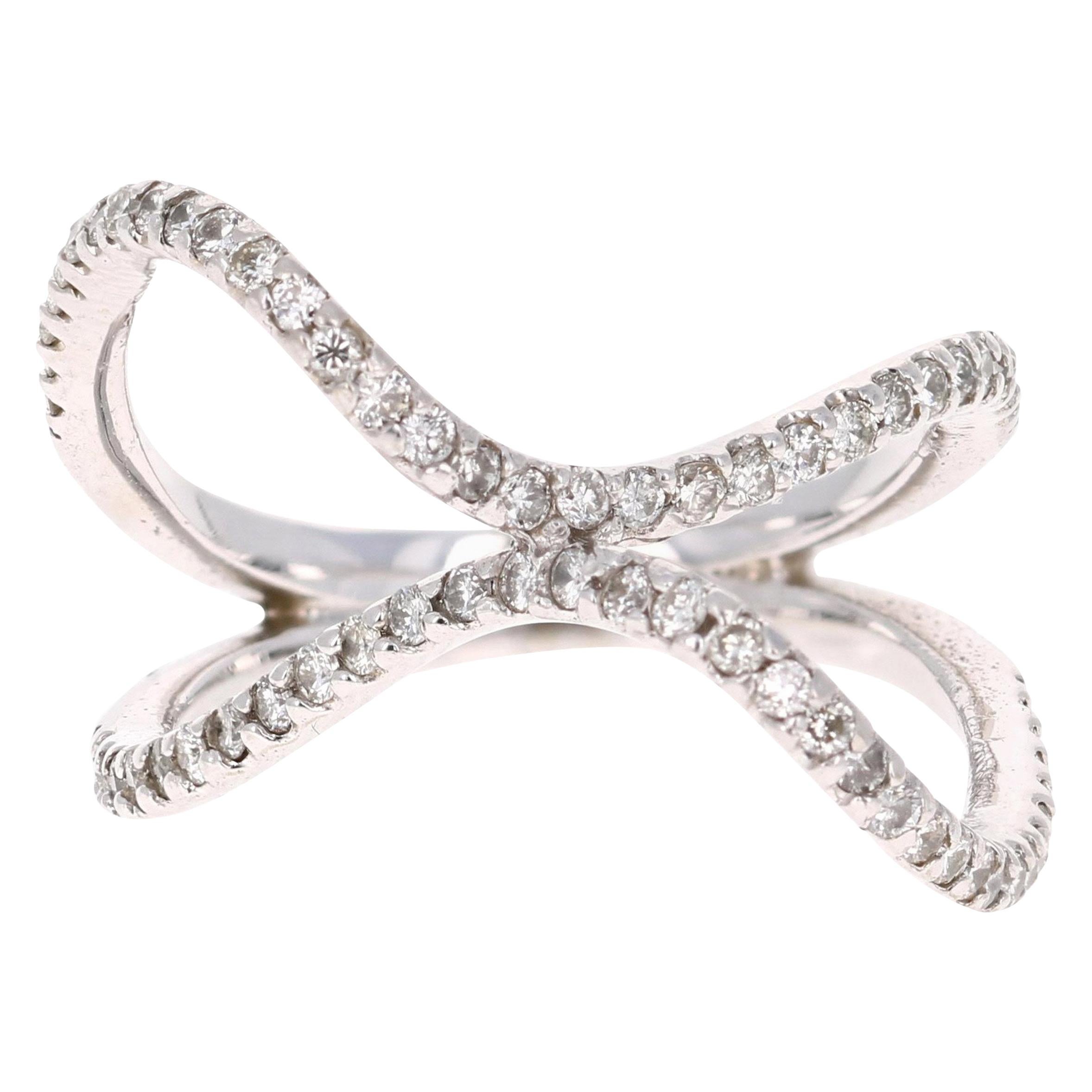 Anillo de cóctel de oro blanco de 14 quilates con un diamante de 0,60 quilates