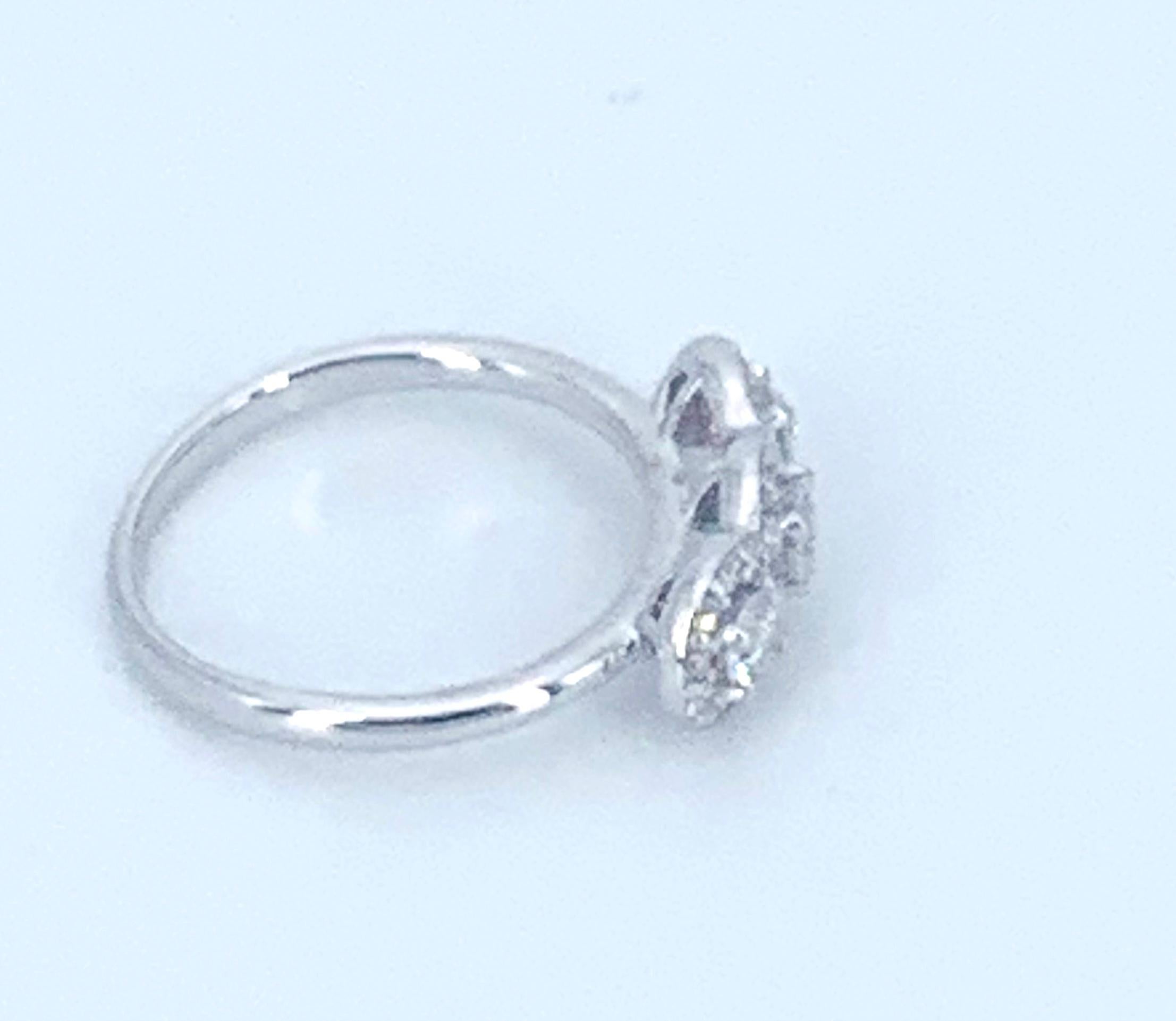 Zeitgenössischer Diamantring mit 0,60 Karat Trilogy-Diamant  (Rundschliff) im Angebot