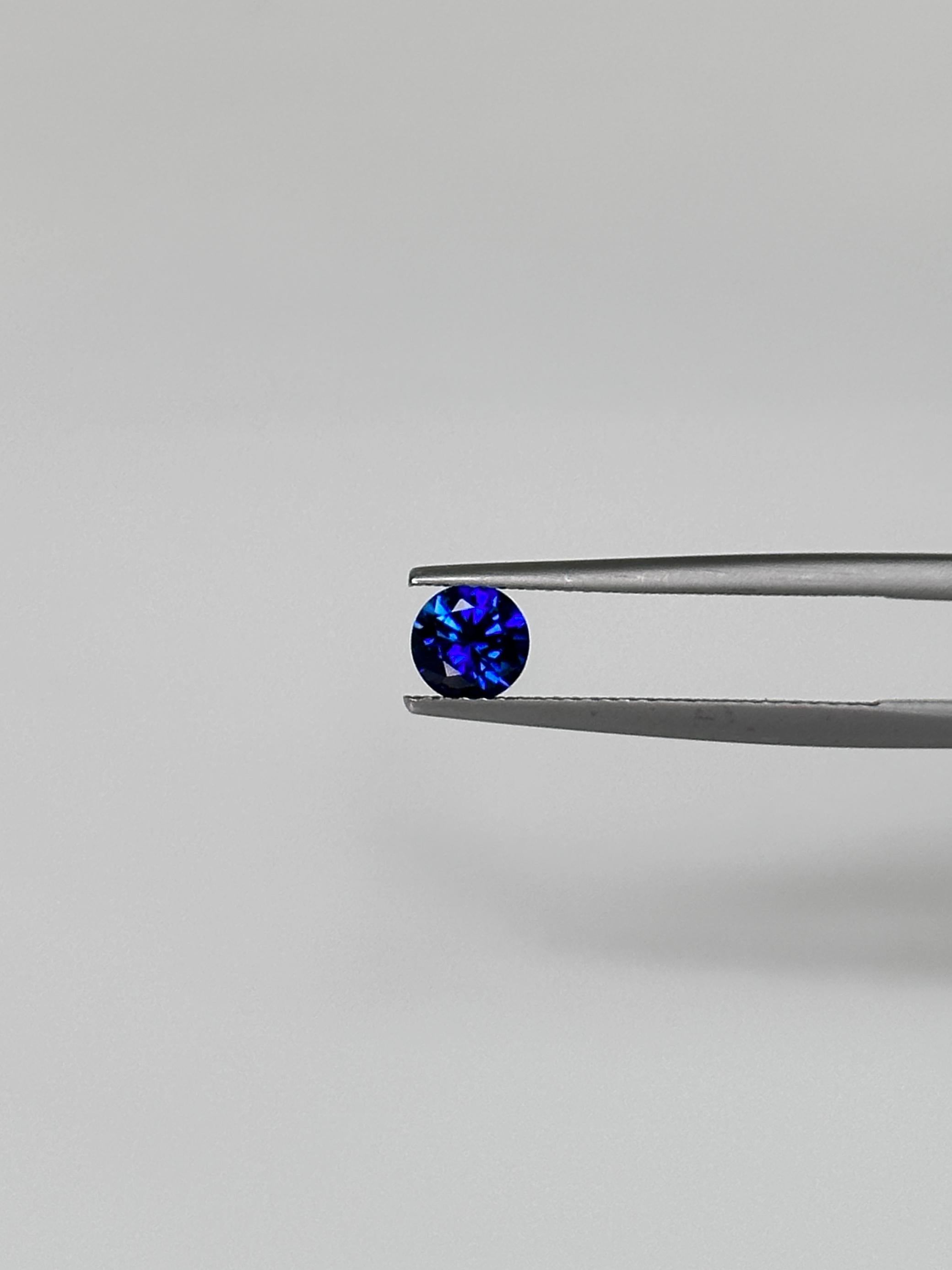 Un asombroso zafiro azul real natural de 0,60 quilates. 
Tratada mediante difusión, una fusión de calor y productos químicos para cambiar o realzar el color general de una piedra preciosa.
El azul de este zafiro es más profundo que el cielo de