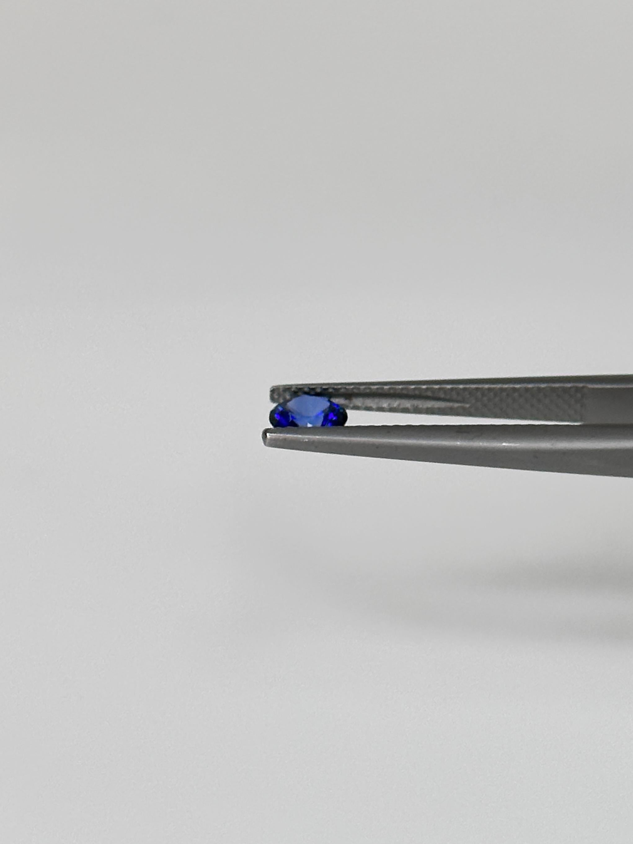Taille brillant Saphir bleu royal traité à la diffusion de 0,60 carat en vente