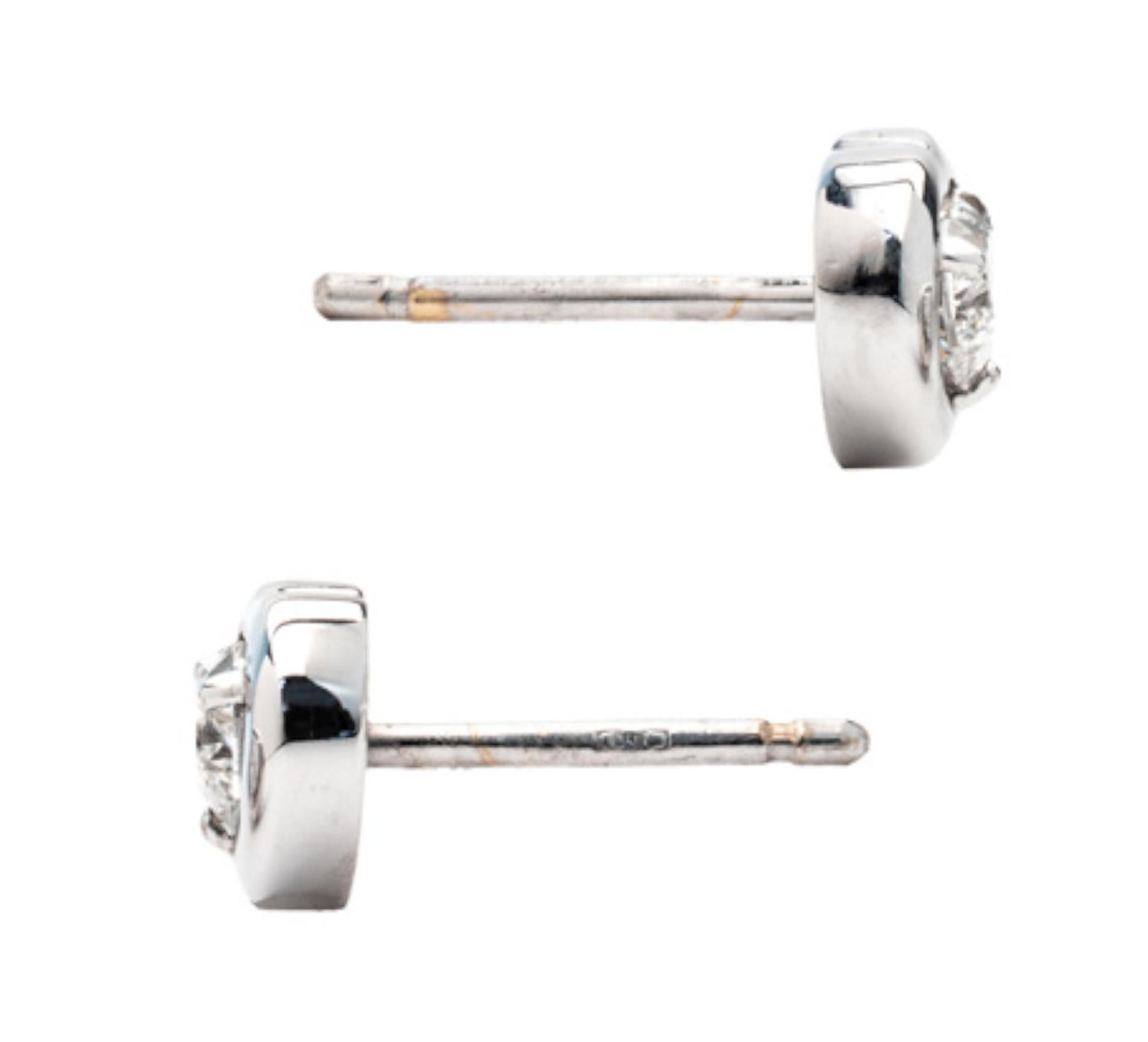 Contemporary 0.60 Carat E-F Color VS Heart Cut Diamond 18K White Gold Studs Earrings