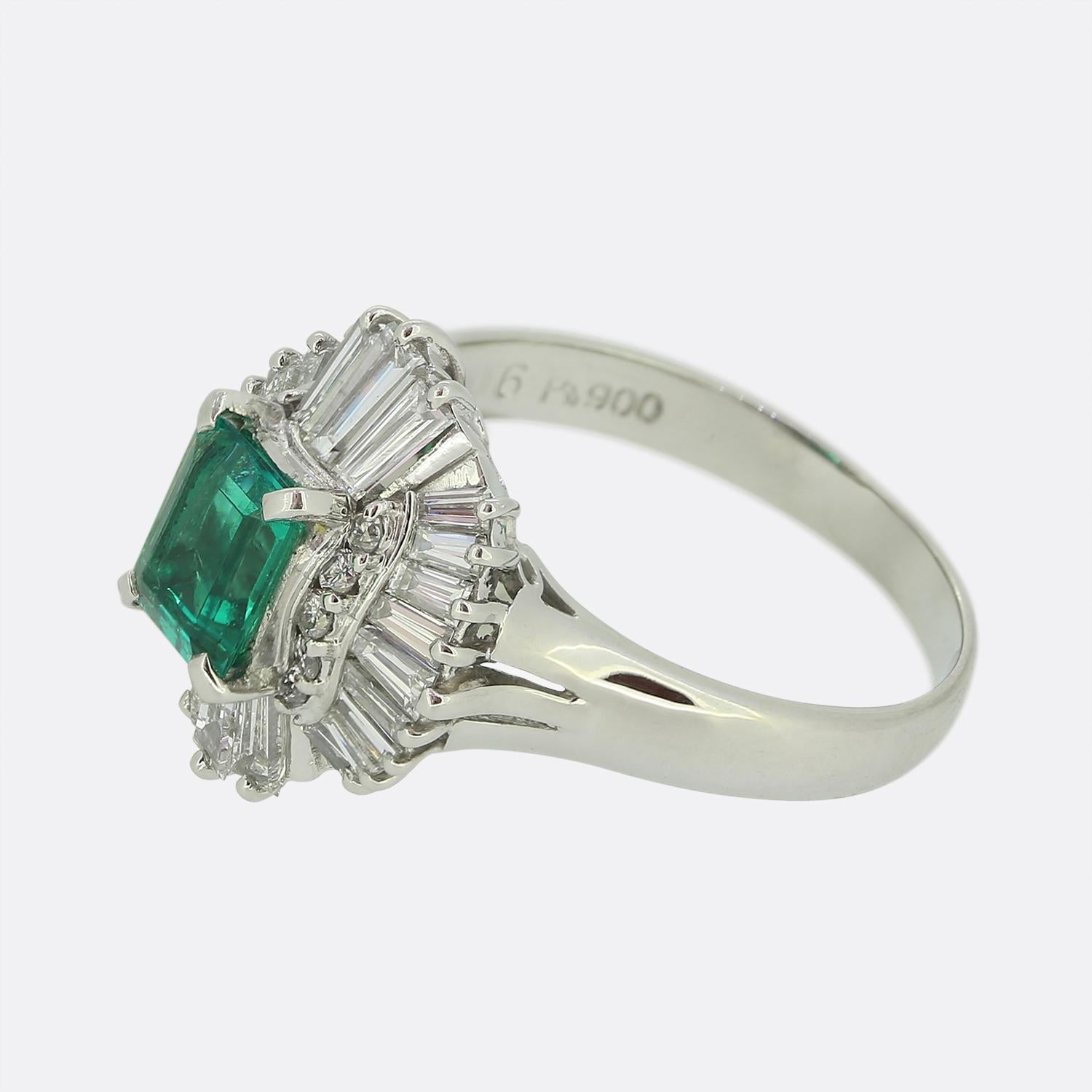 Nous avons ici une bague à grappes remarquable, méticuleusement fabriquée en platine. En son cœur se trouve une captivante émeraude verte taillée en émeraude, solidement maintenue dans une monture à quatre griffes. Cette pierre principale trône