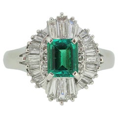 Anillo en racimo de esmeraldas y diamantes de 0,60 quilates